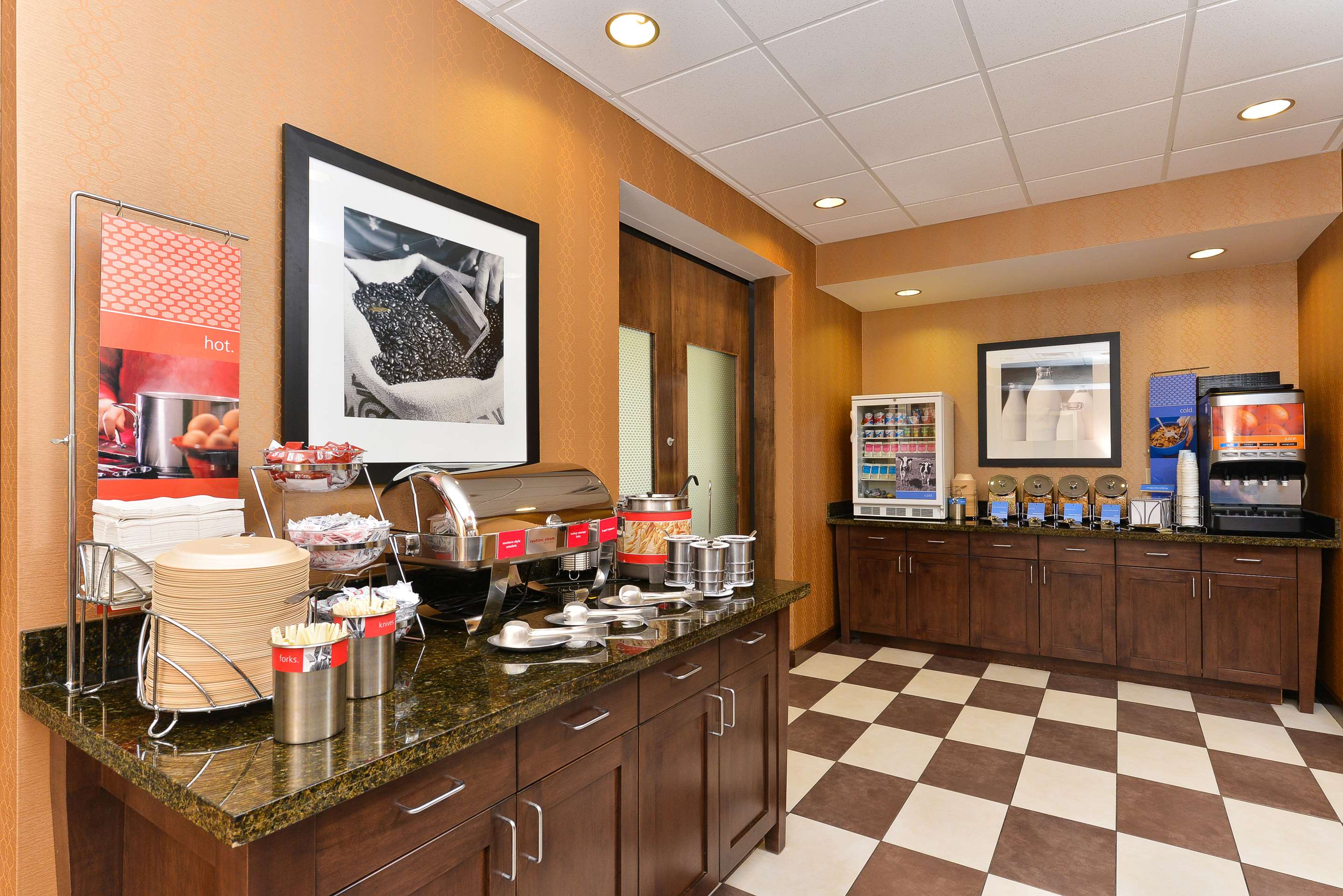 Restaurant | Hampton Inn Clinton, IA