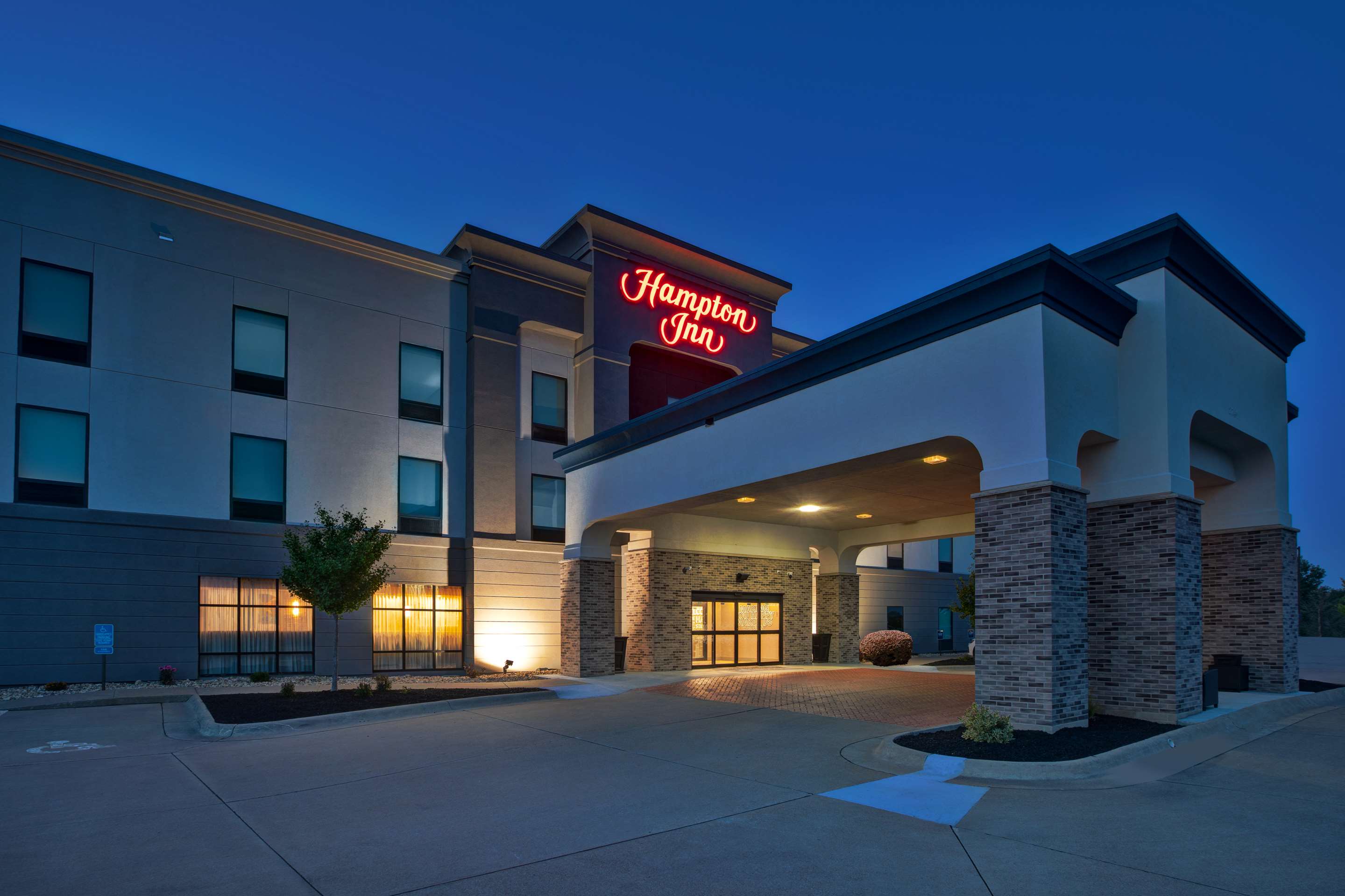 Exterior | Hampton Inn Clinton, IA