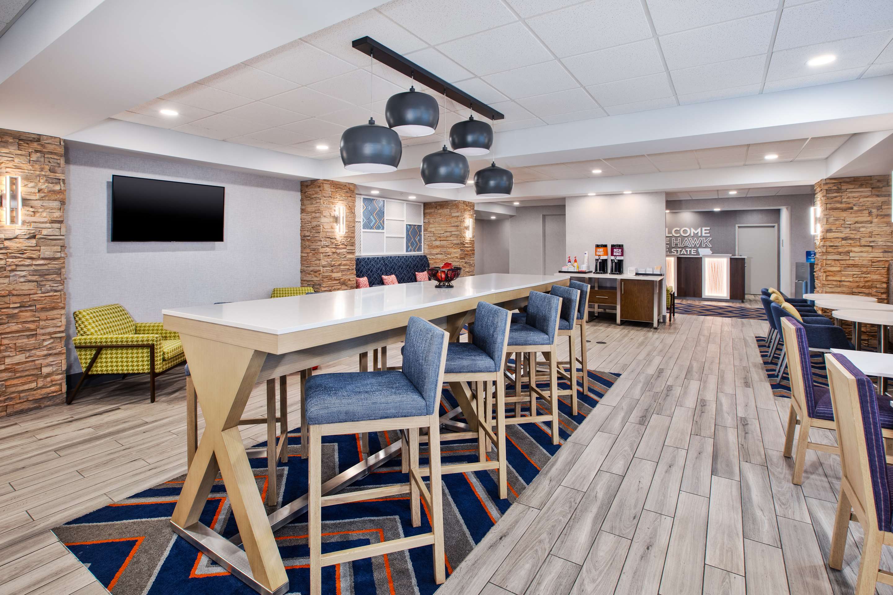 Lobby | Hampton Inn Clinton, IA