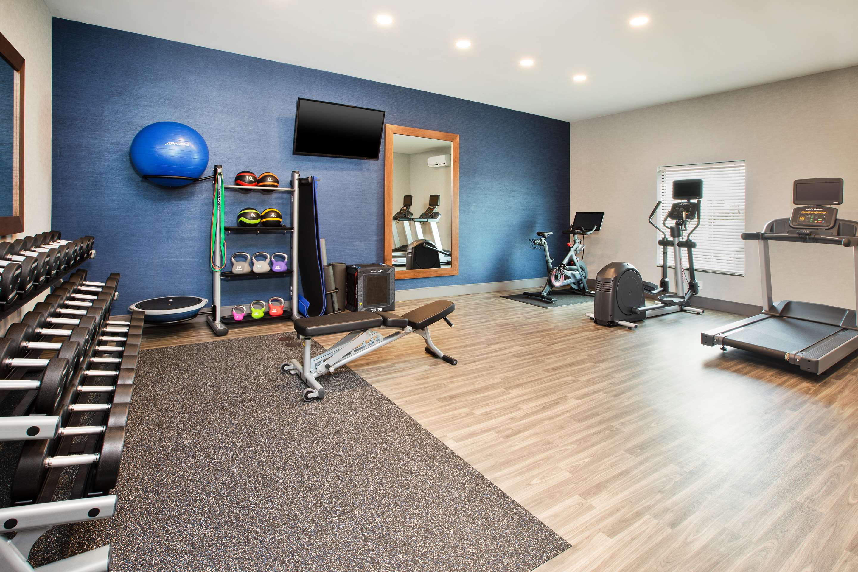 Health club fitness center gym | Hampton Inn Clinton, IA