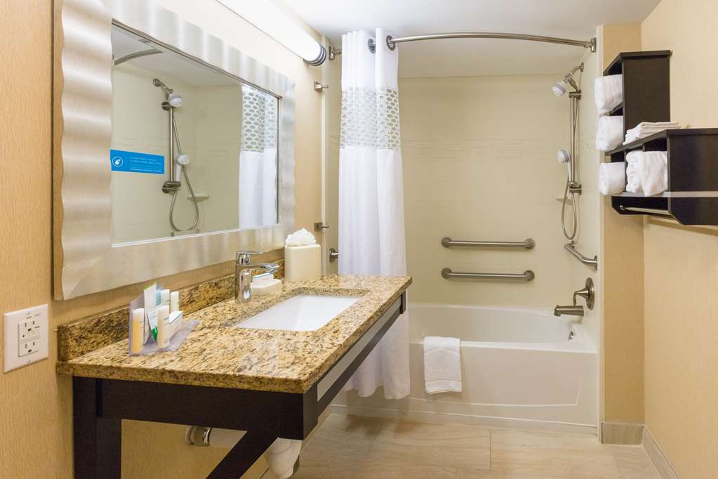 Hampton Inn by Hilton Daytona Beach/Beachfront Room Type - 2QN MOB HEA ACC TUB OCNVW