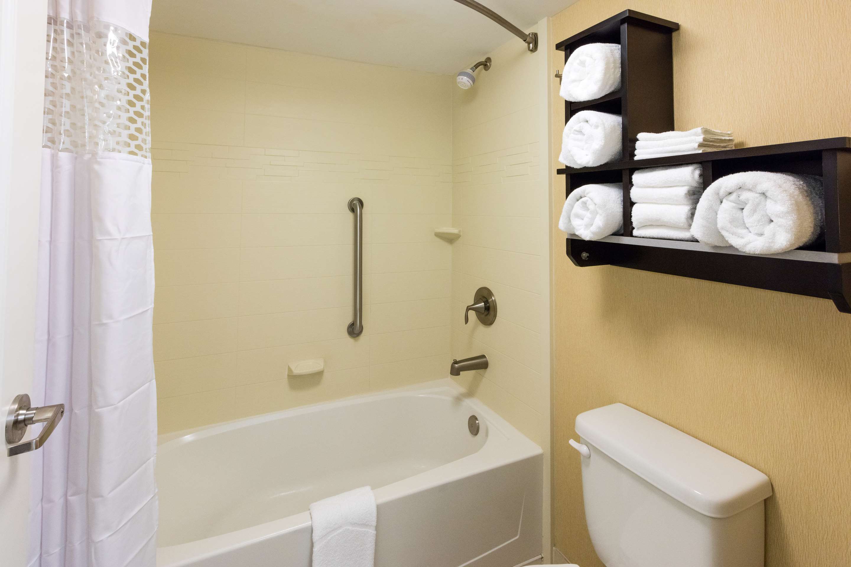 Guest room bath