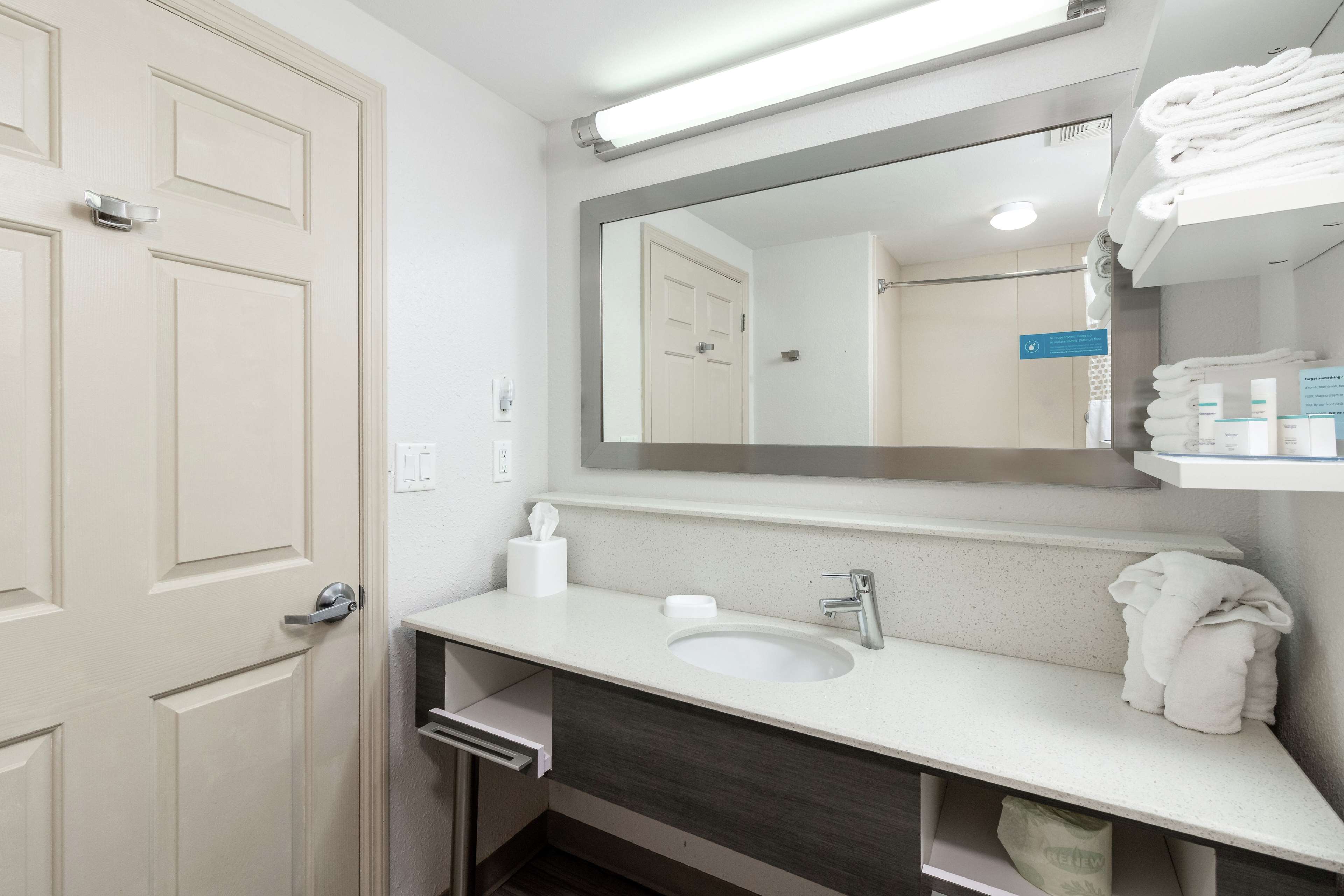 Hampton Inn by Hilton Daytona Shores-Oceanfront Room Type - KING OCEANFRONT NONSMOKING