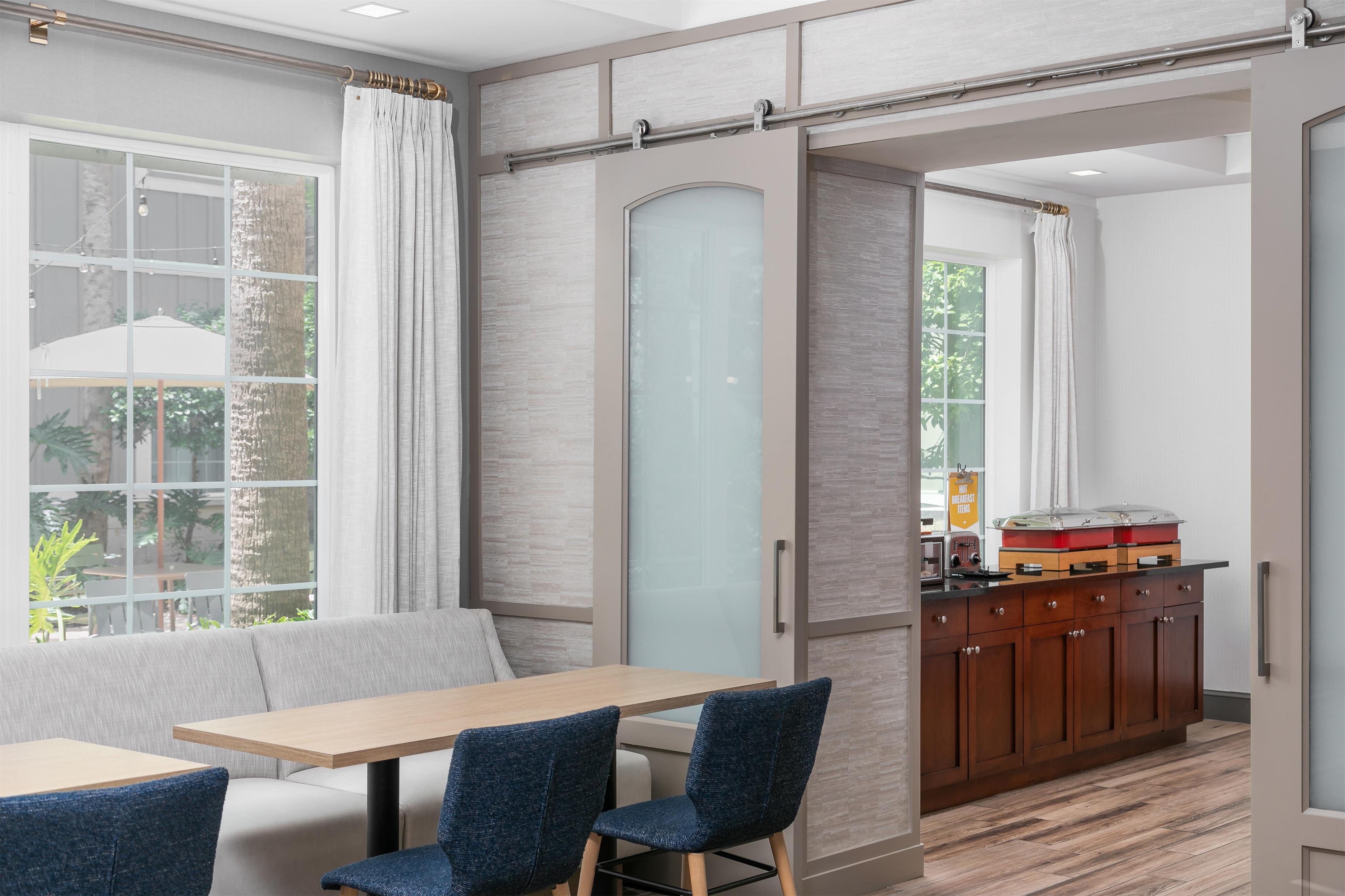 Breakfast Area | Hampton Inn New Smyrna Beach