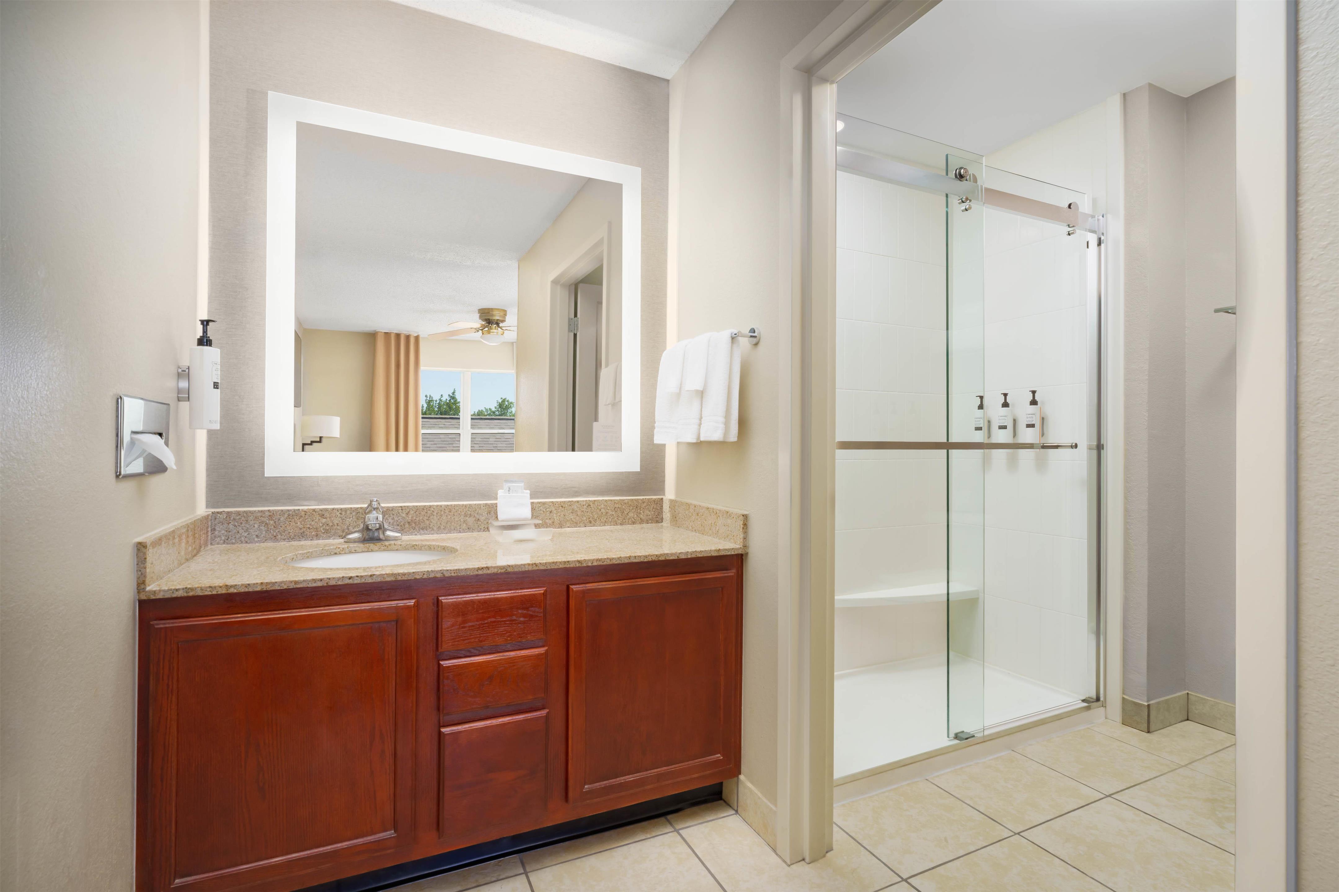 Guest room bath