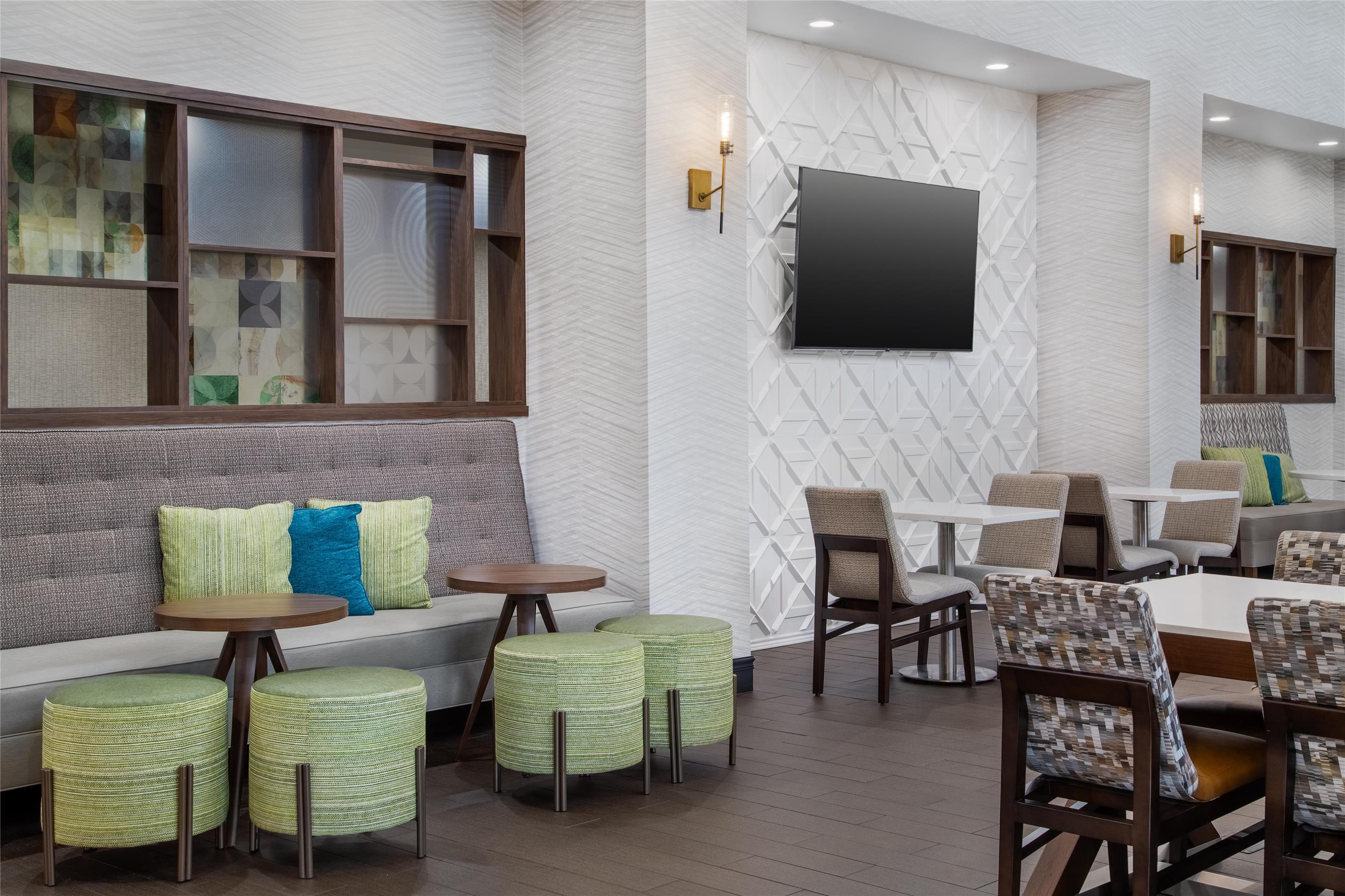 Breakfast Area | Hampton Inn & Suites Dallas Arlington N Entertainment Dist.