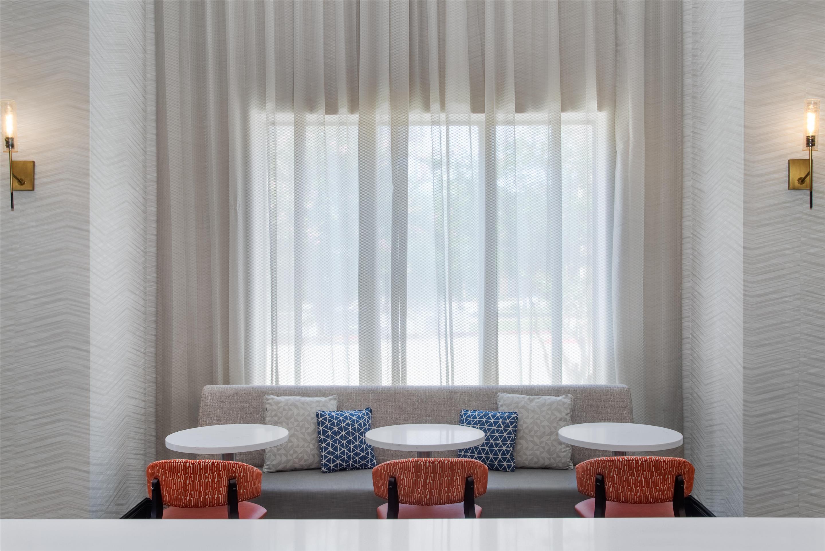 Breakfast Area | Hampton Inn & Suites Dallas Arlington N Entertainment Dist.