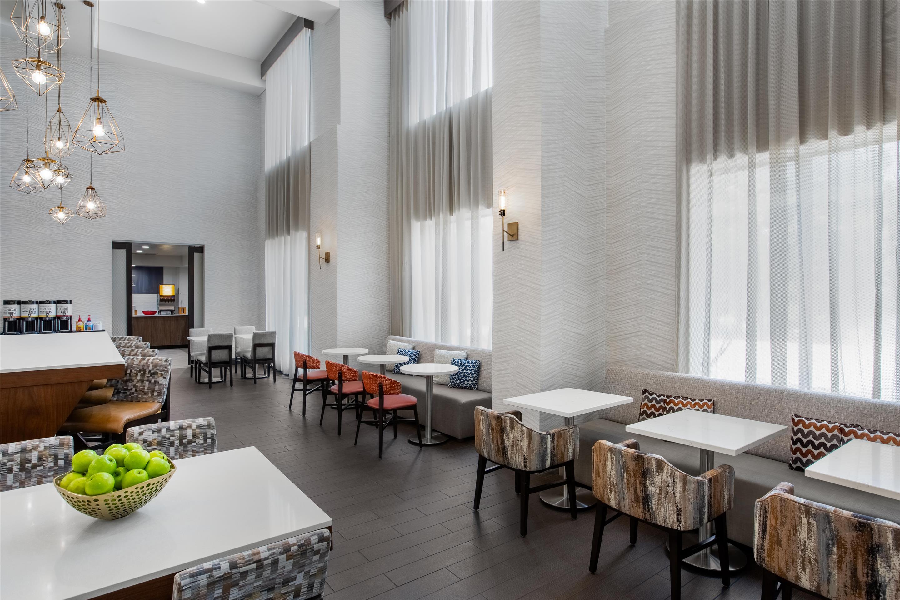 Breakfast Area | Hampton Inn & Suites Dallas Arlington N Entertainment Dist.