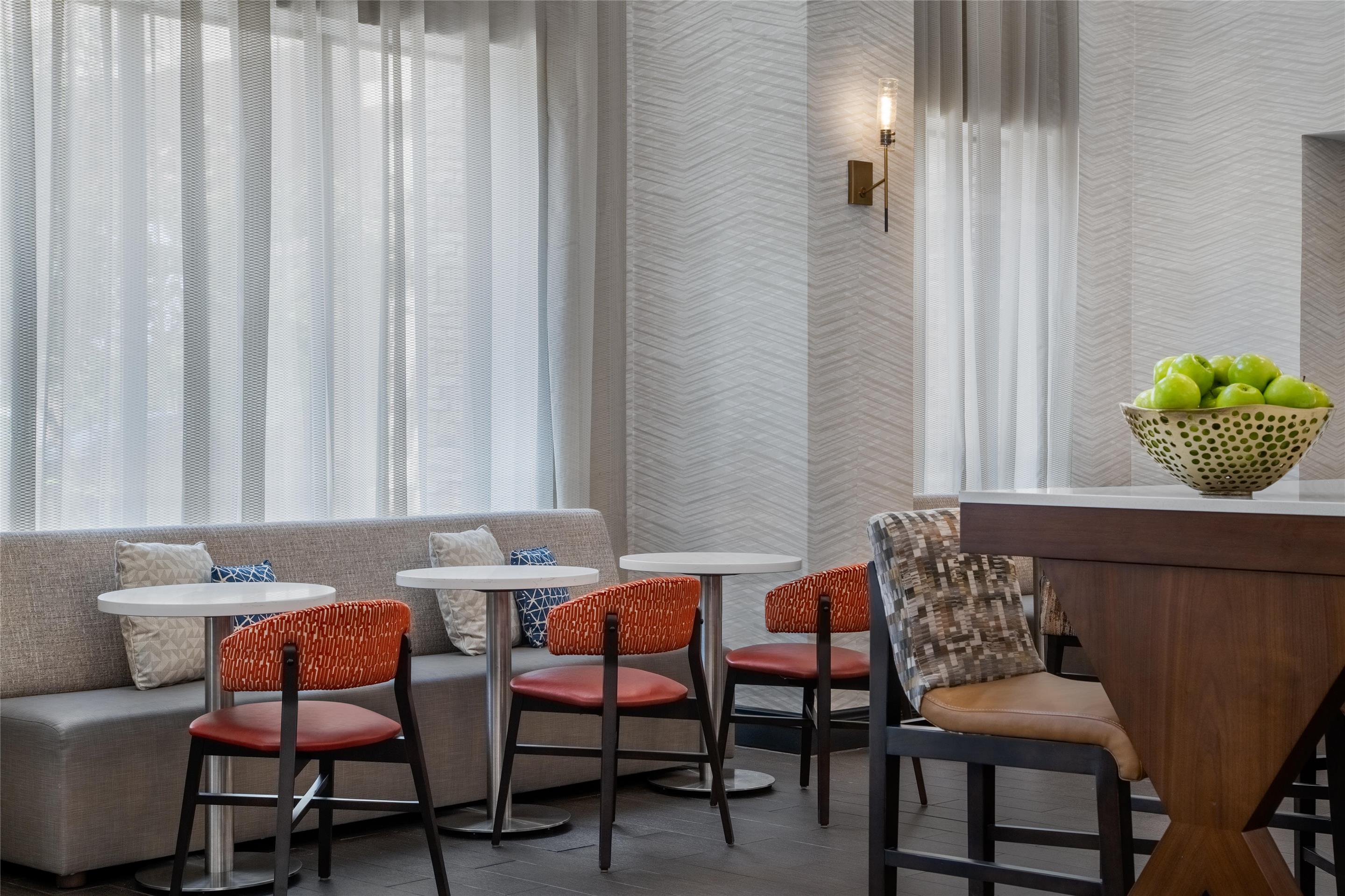 Breakfast Area | Hampton Inn & Suites Dallas Arlington N Entertainment Dist.
