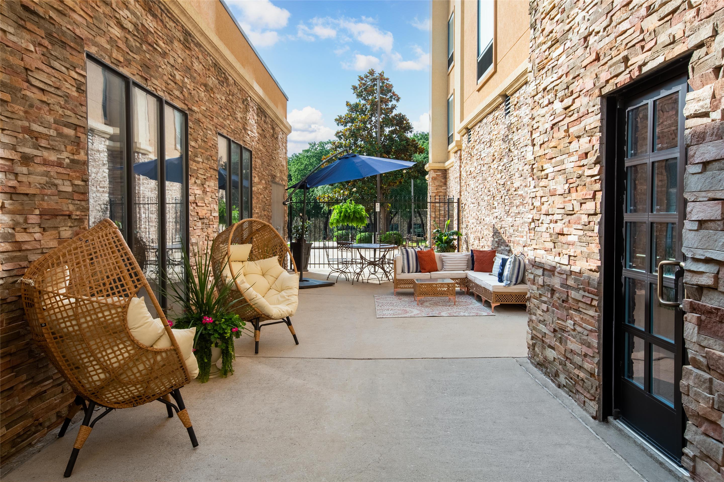 Exterior | Hampton Inn & Suites Dallas Arlington N Entertainment Dist.