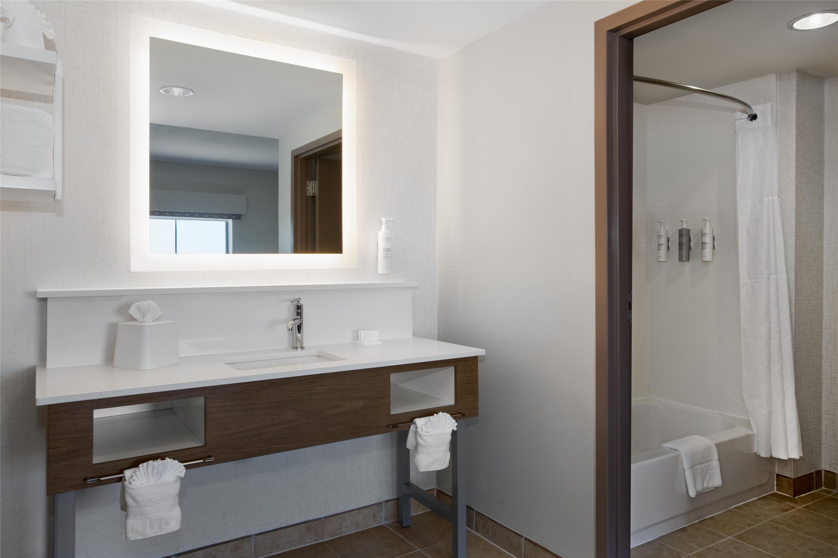 Guest room bath