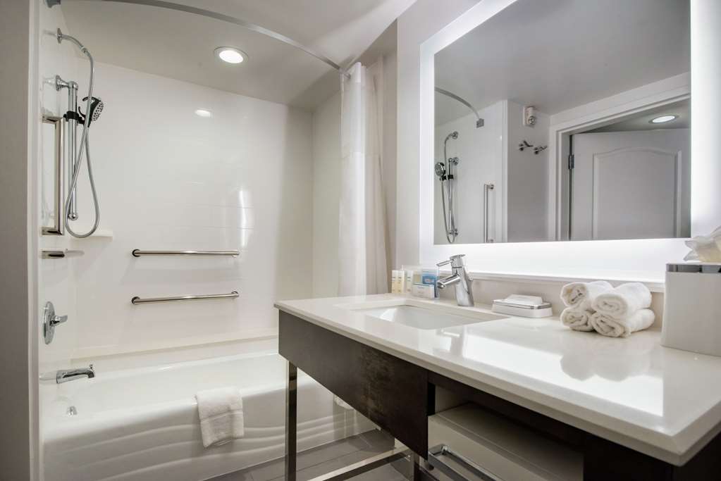Hampton Inn & Suites by Hilton Legacy Park-Frisco Room Type - 1KN MOB HEA ACC TUB STU NS