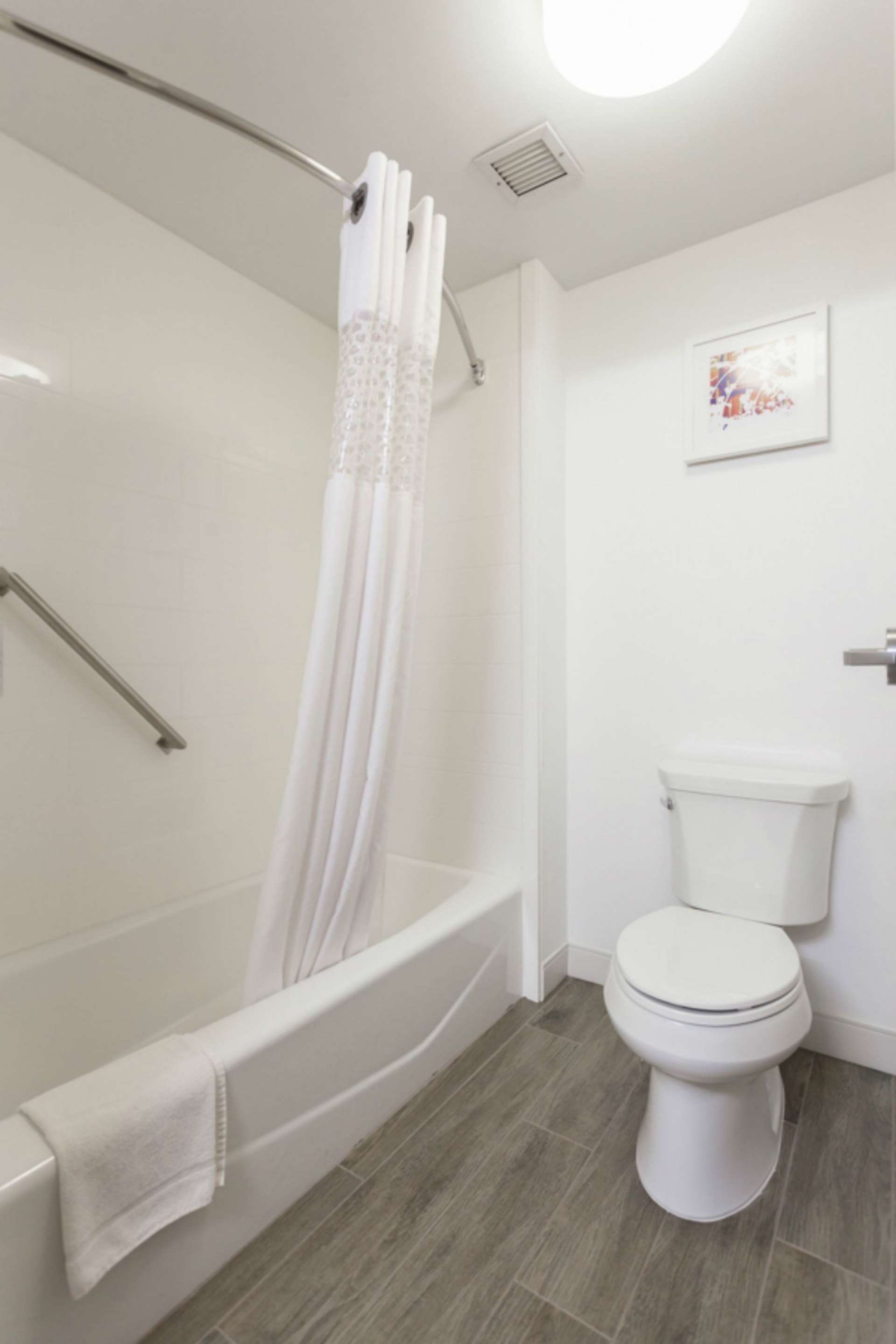 Guest room bath