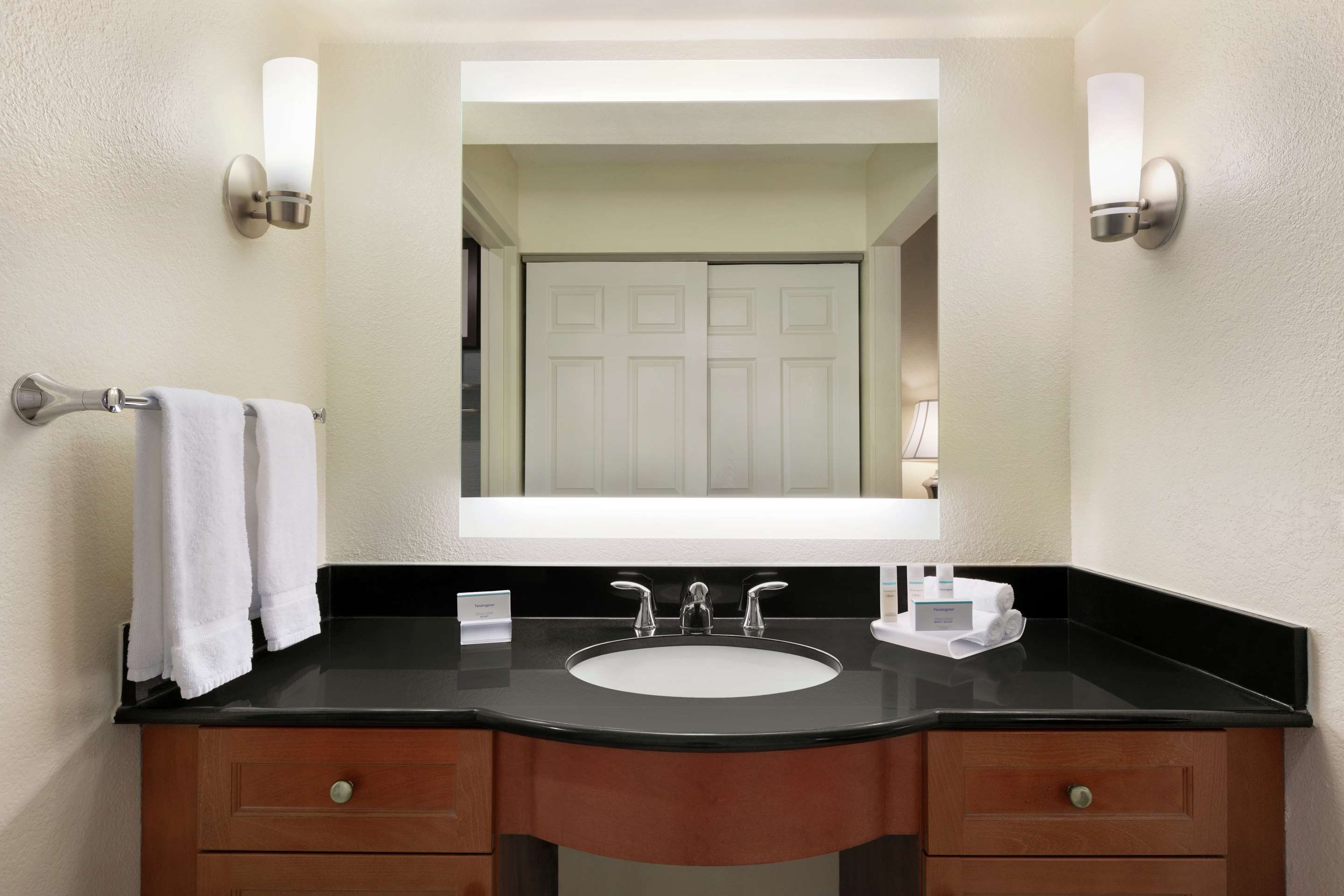 Guest room bath