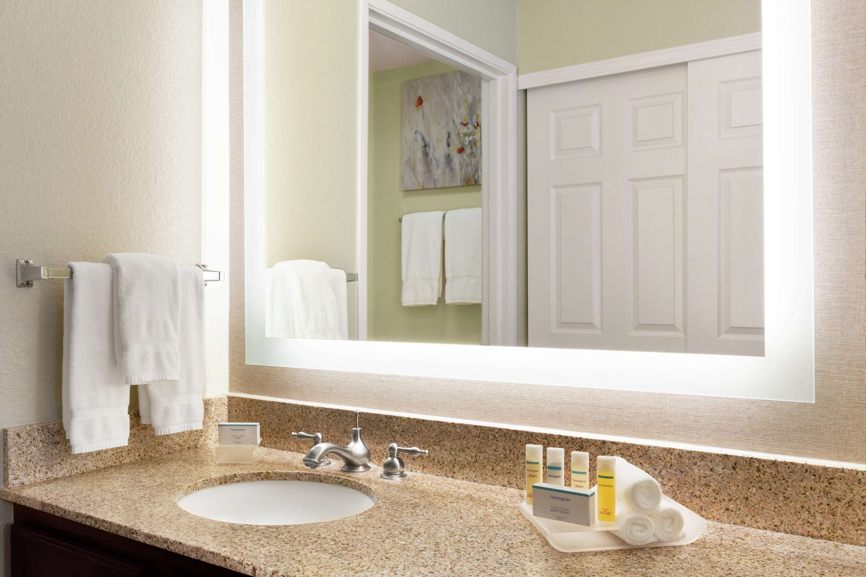 Guest room bath
