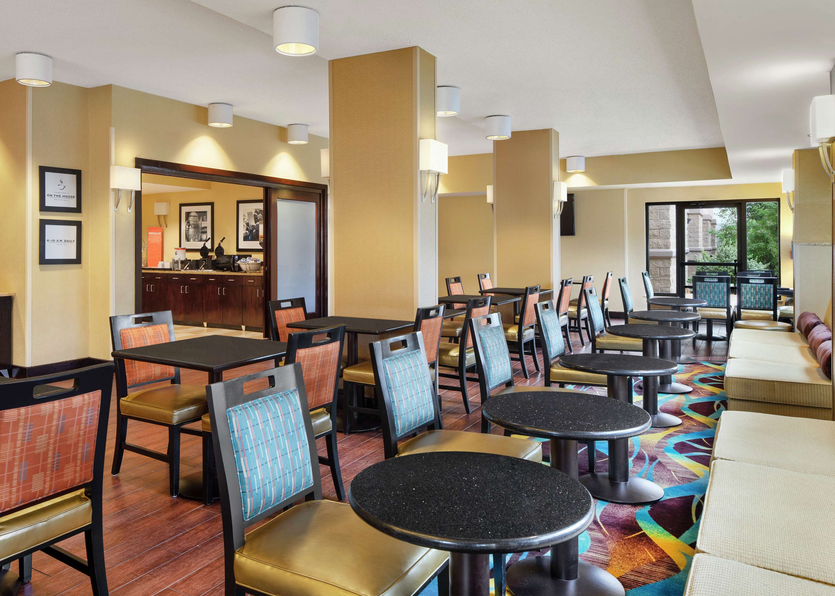 Breakfast Area | Hampton Inn Dallas-Irving-Las Colinas