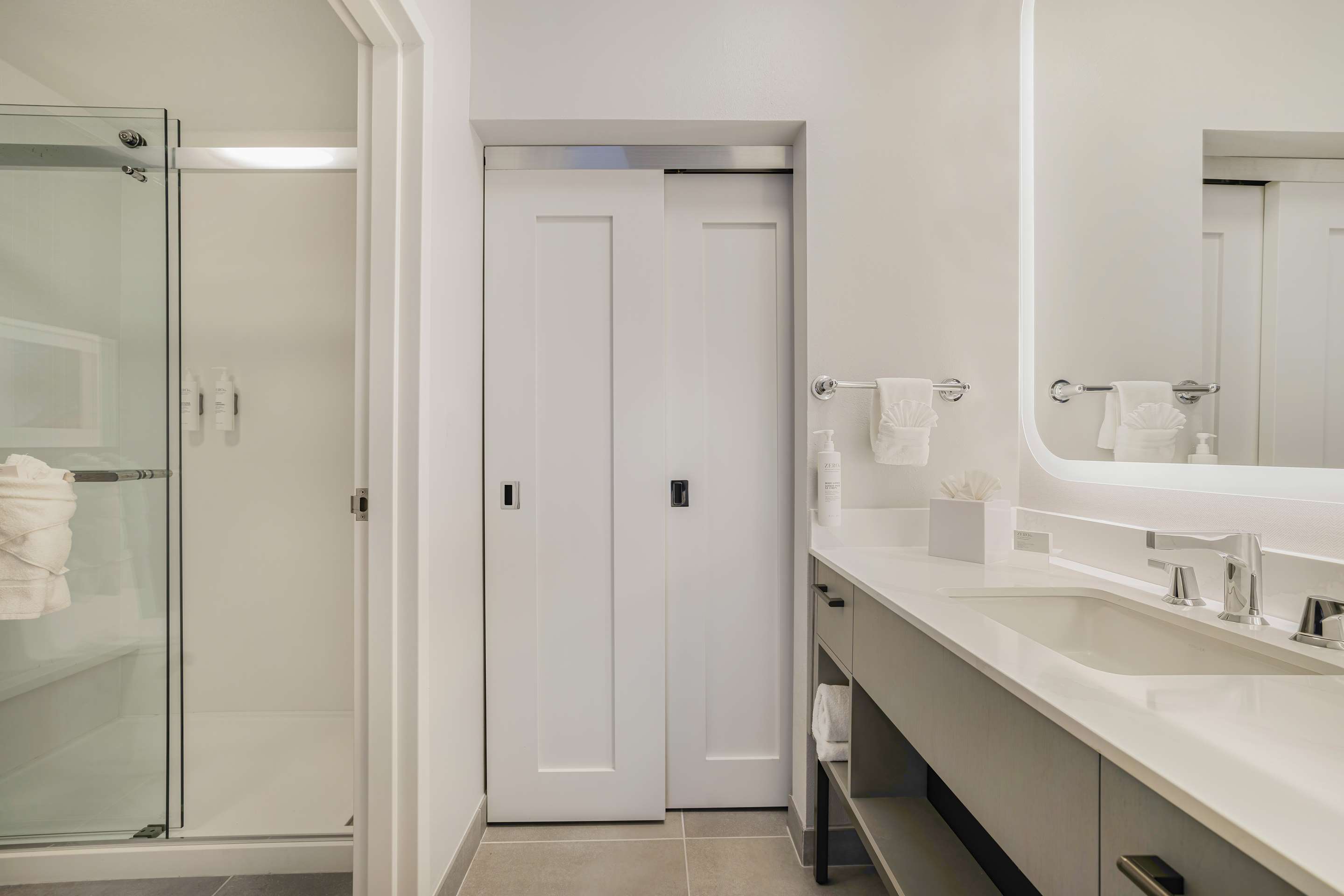 Guest room bath