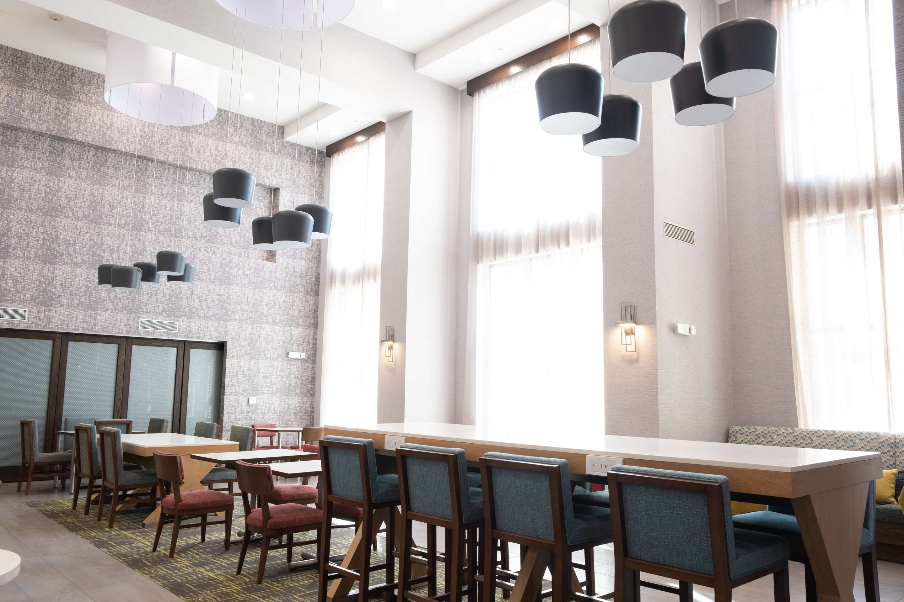 Breakfast Area | Hampton Inn & Suites Dallas/Lewisville-Vista Ridge Mall, TX