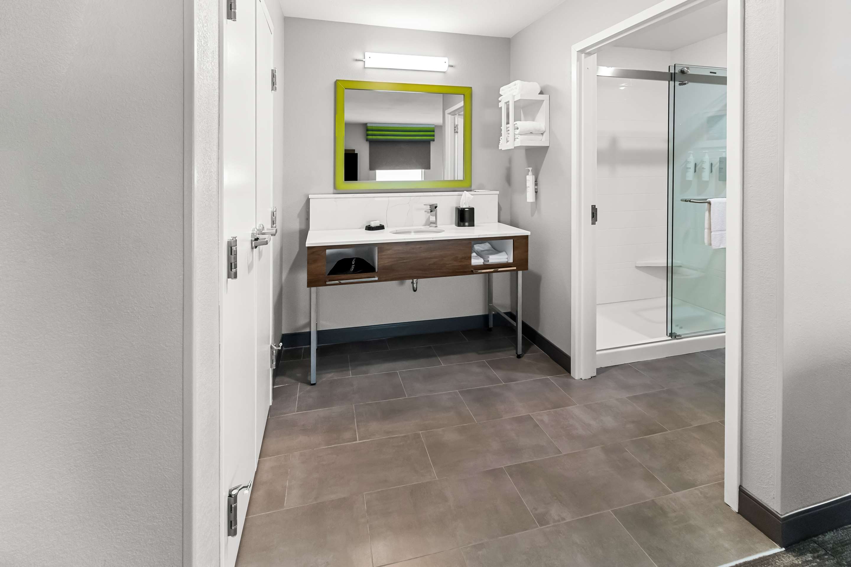 Guest room bath