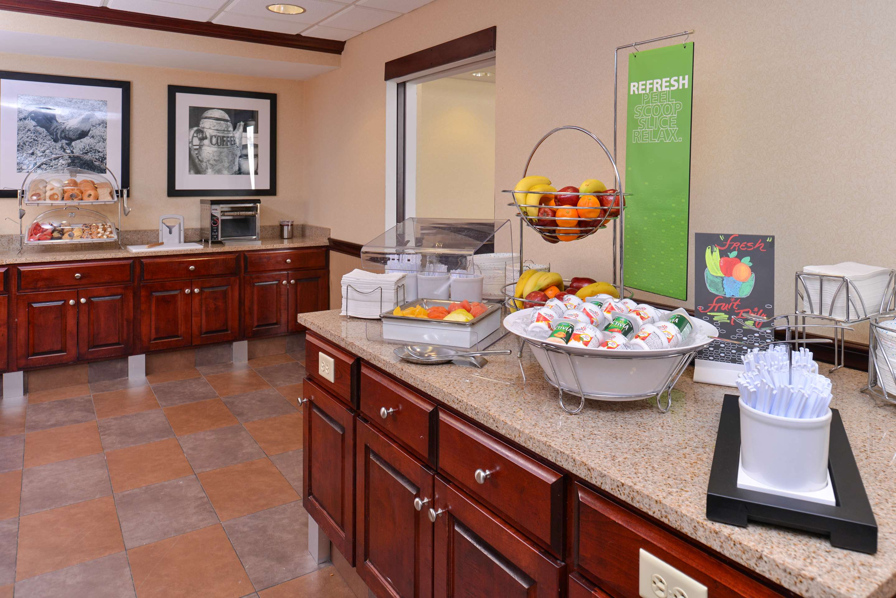 Restaurant | Hampton Inn & Suites Dayton - Vandalia