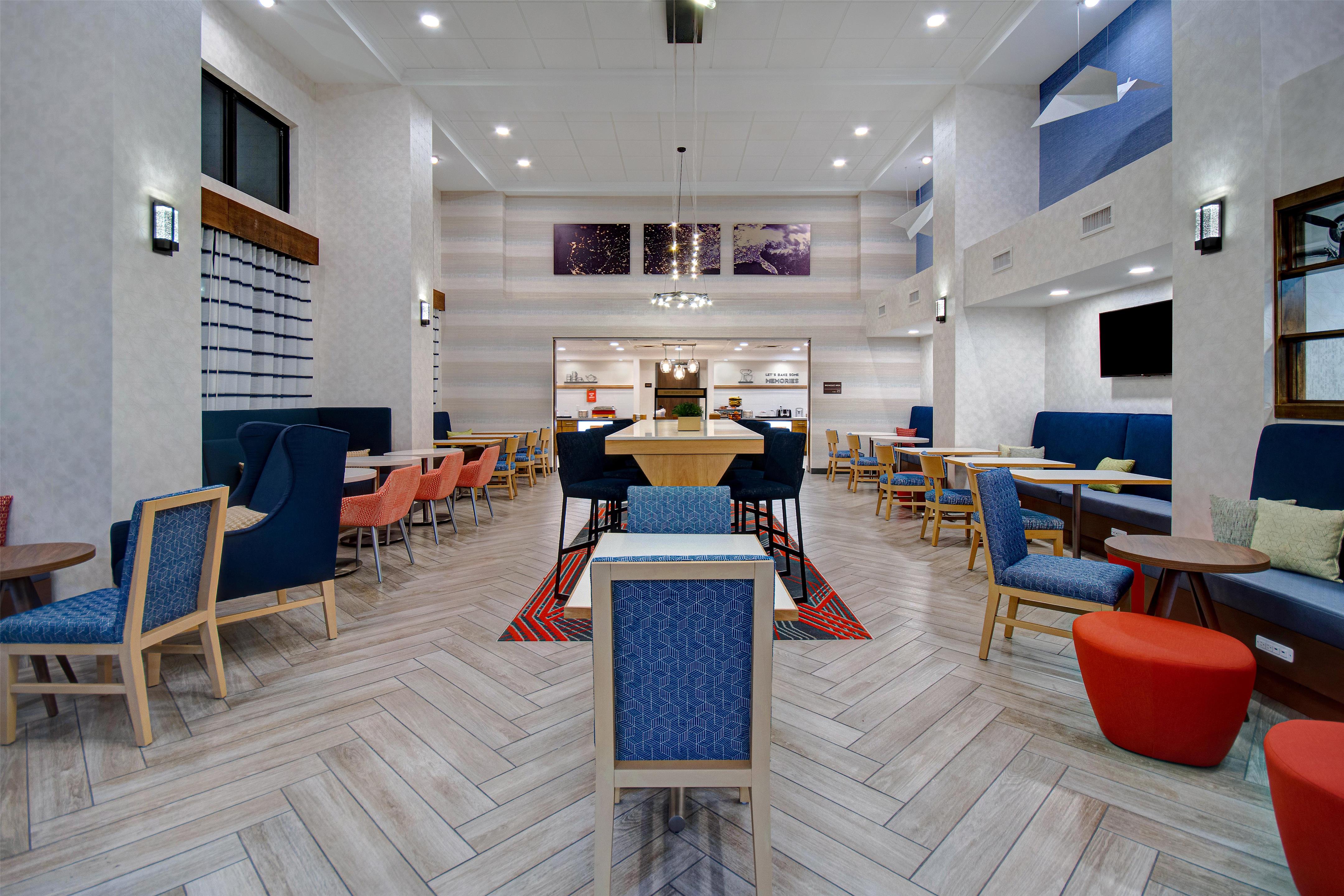 Lobby | Hampton Inn & Suites Dayton - Vandalia