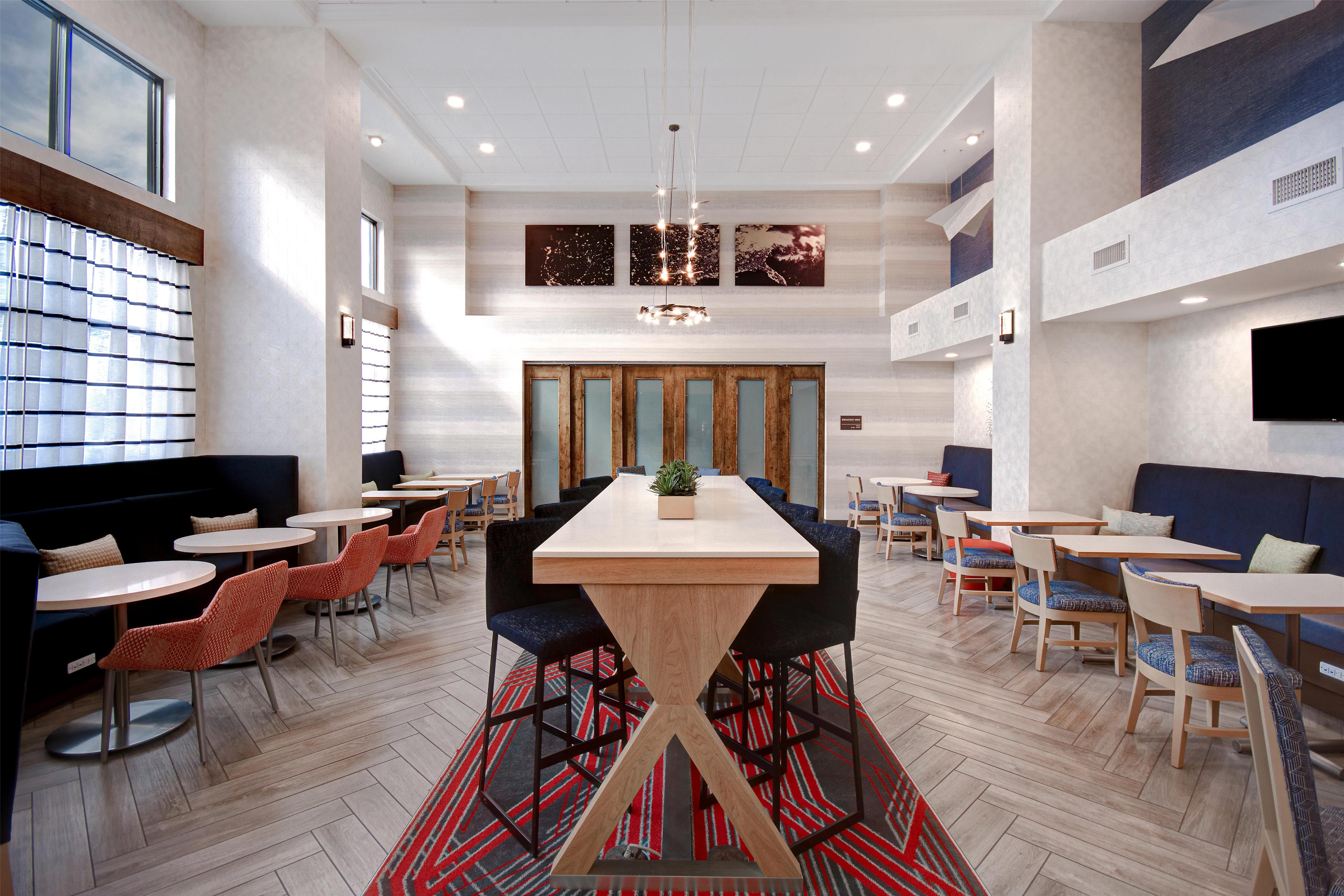 Lobby | Hampton Inn & Suites Dayton - Vandalia