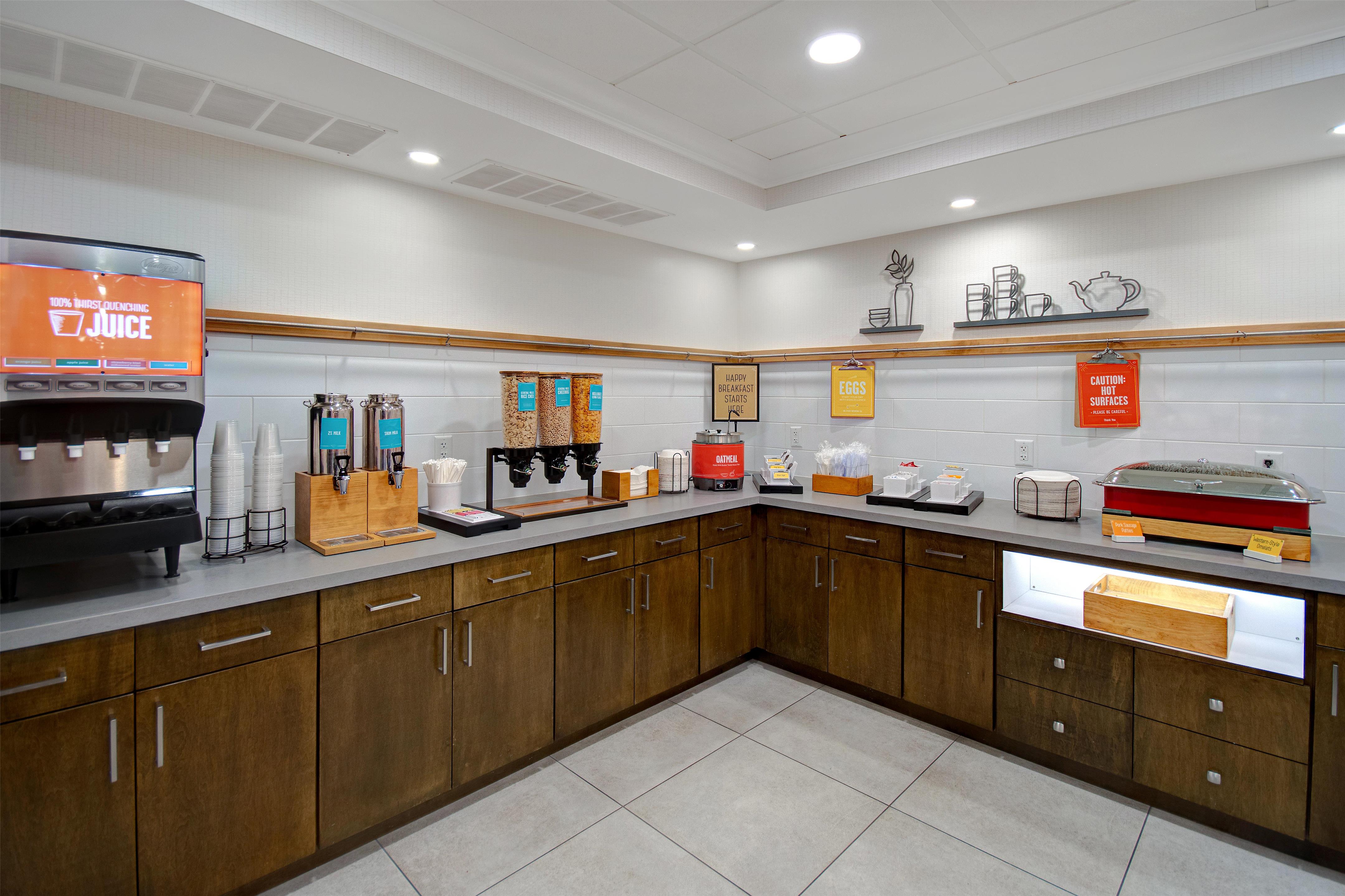 Breakfast Area | Hampton Inn & Suites Dayton - Vandalia