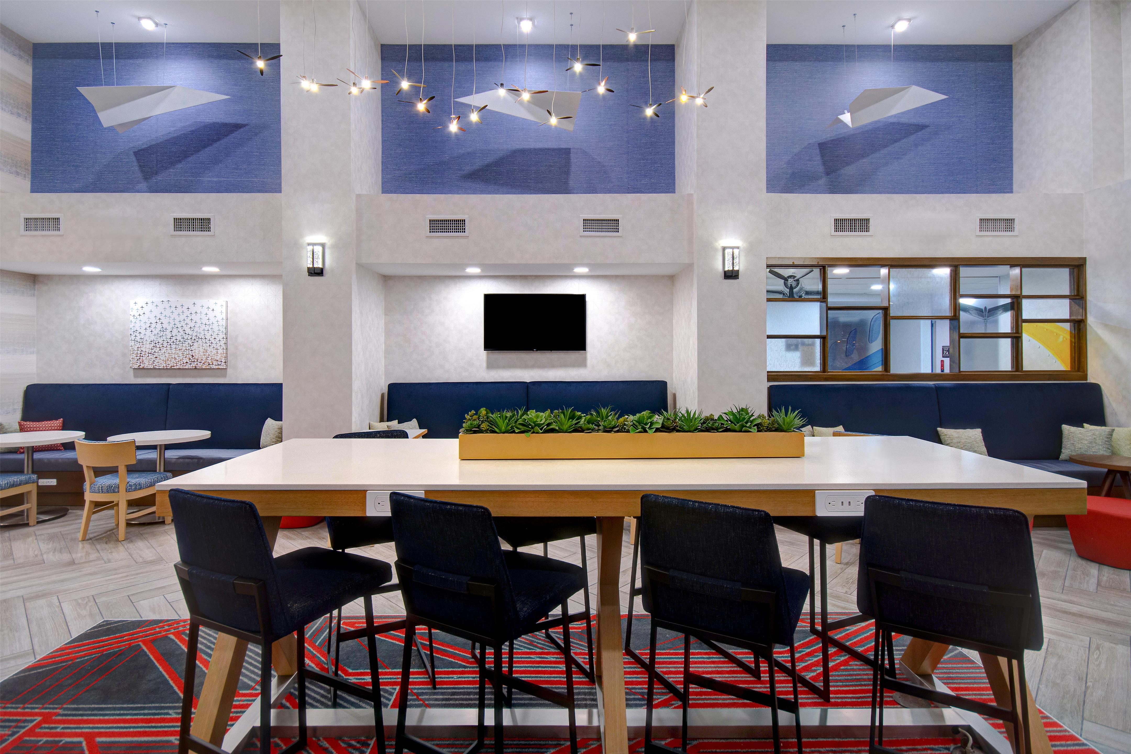 Lobby | Hampton Inn & Suites Dayton - Vandalia