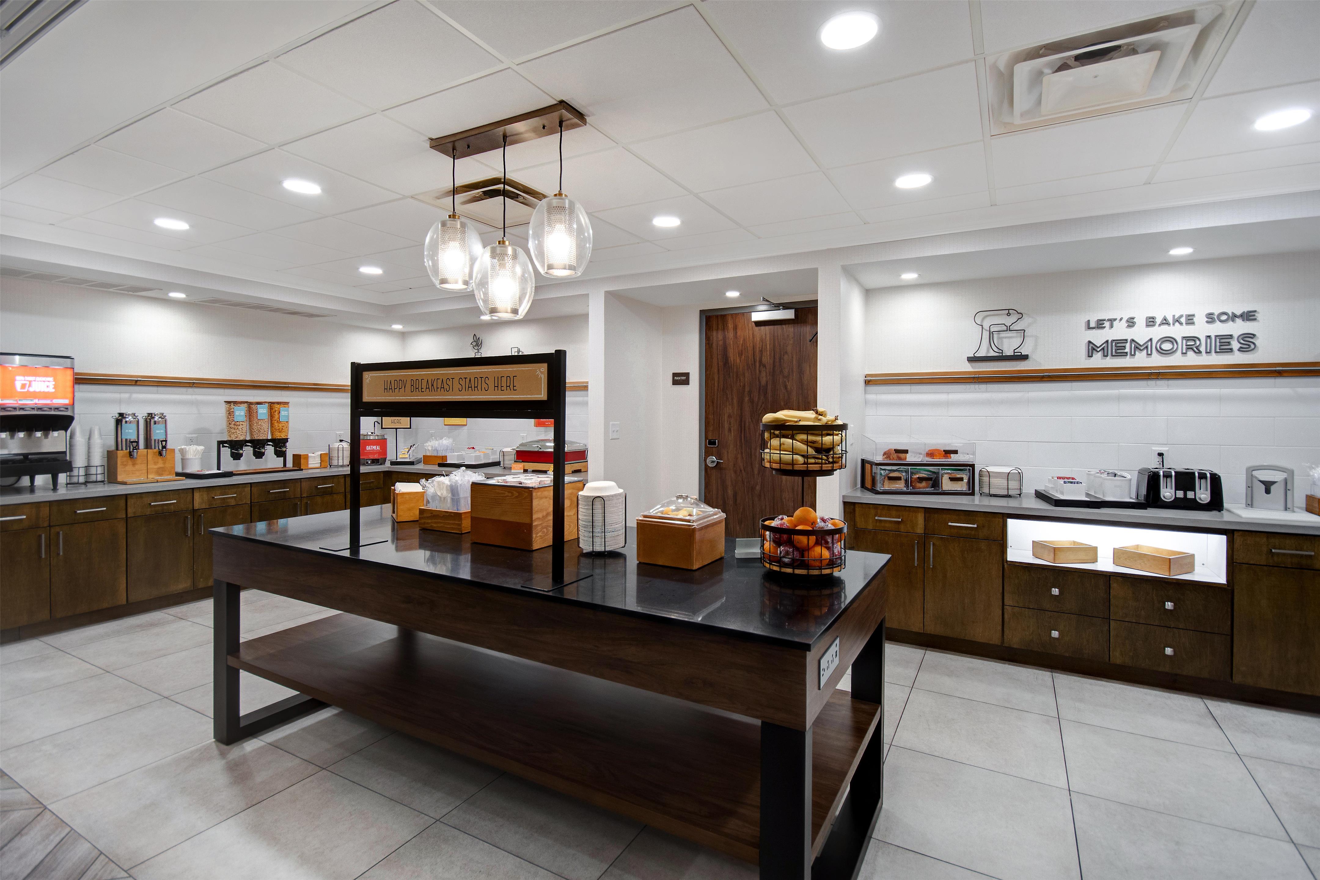 Breakfast Area | Hampton Inn & Suites Dayton - Vandalia