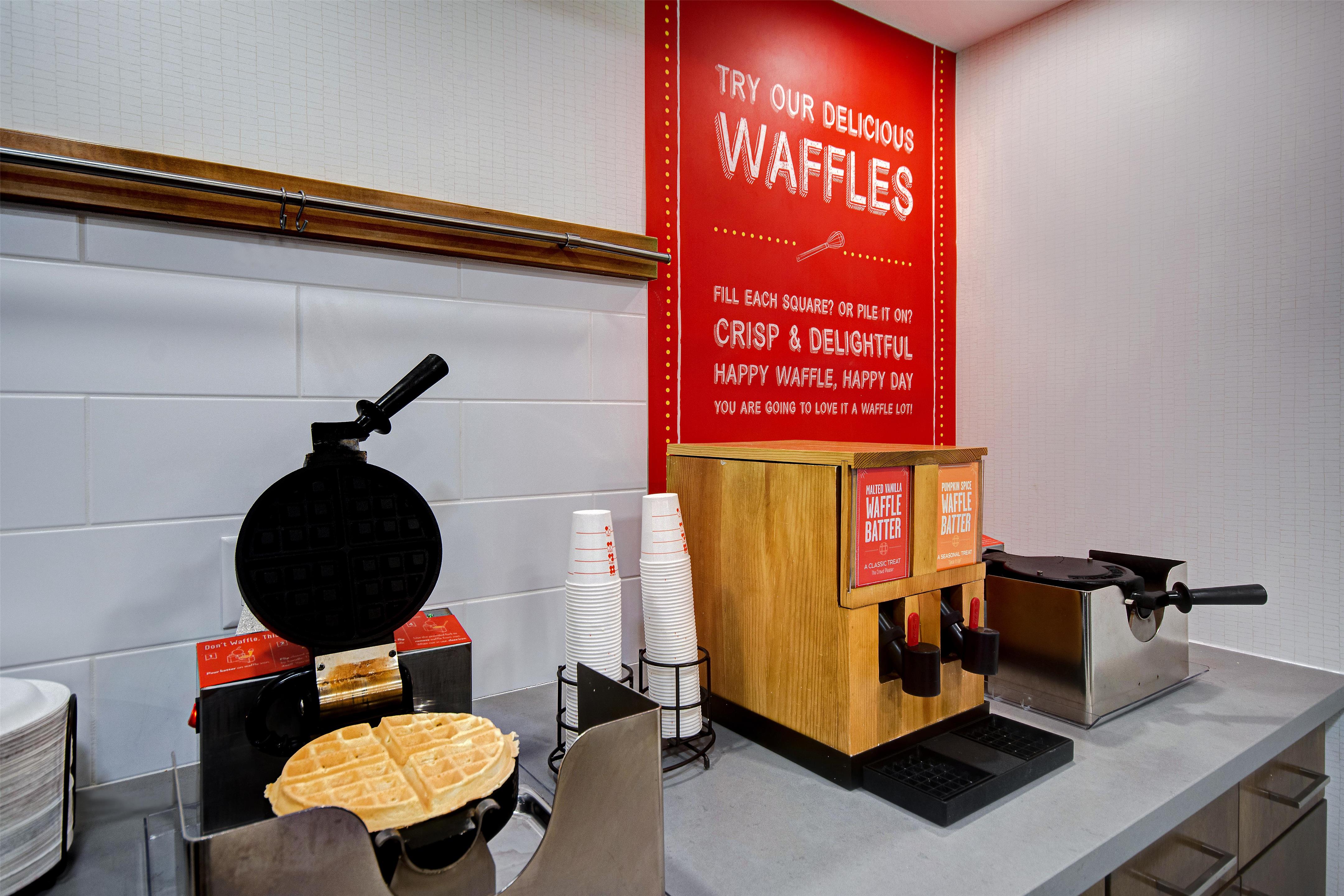 Breakfast Area | Hampton Inn & Suites Dayton - Vandalia