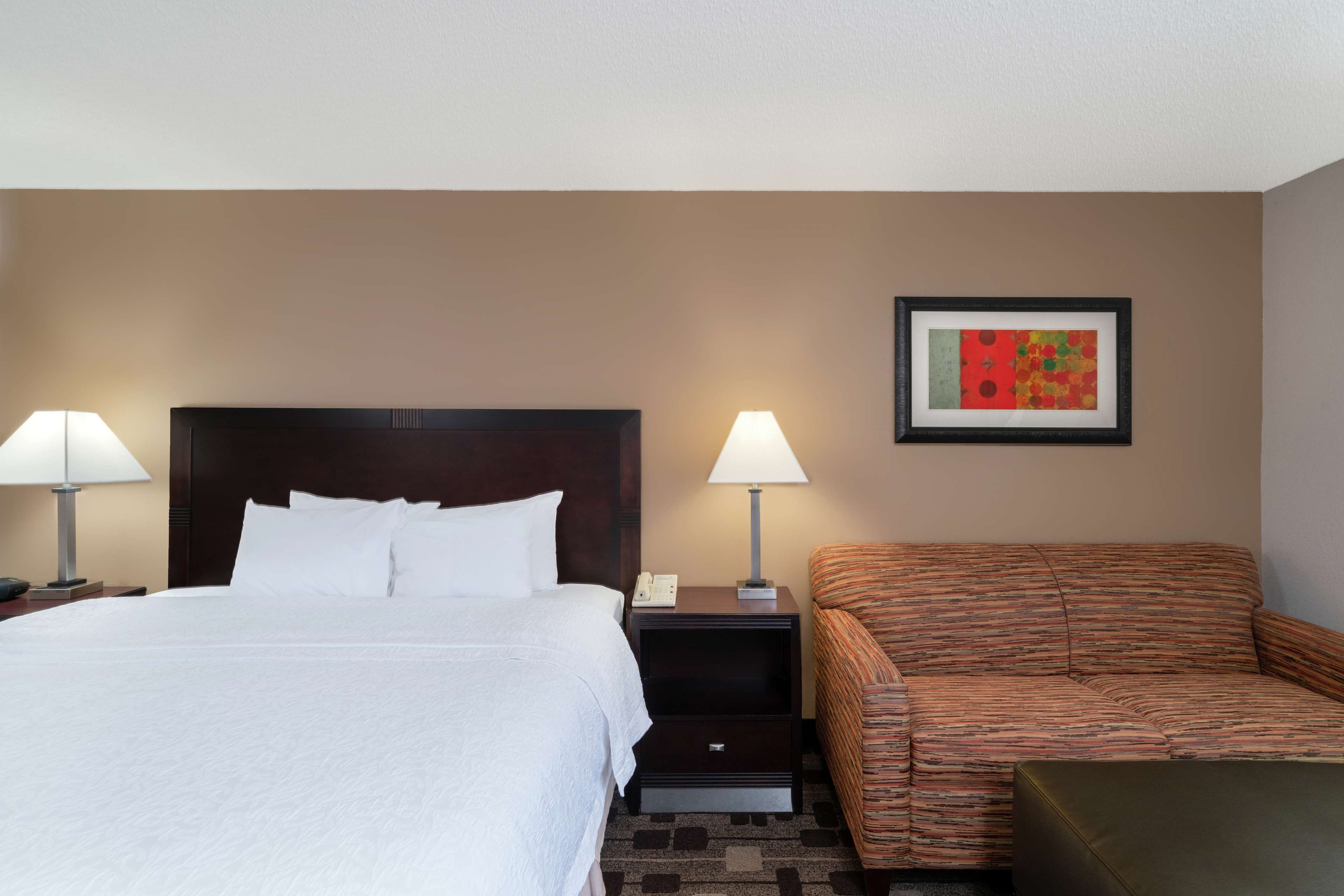 Hampton Inn by Hilton Dublin Room Type - 1KING STUDY SOFABED NOSMOK
