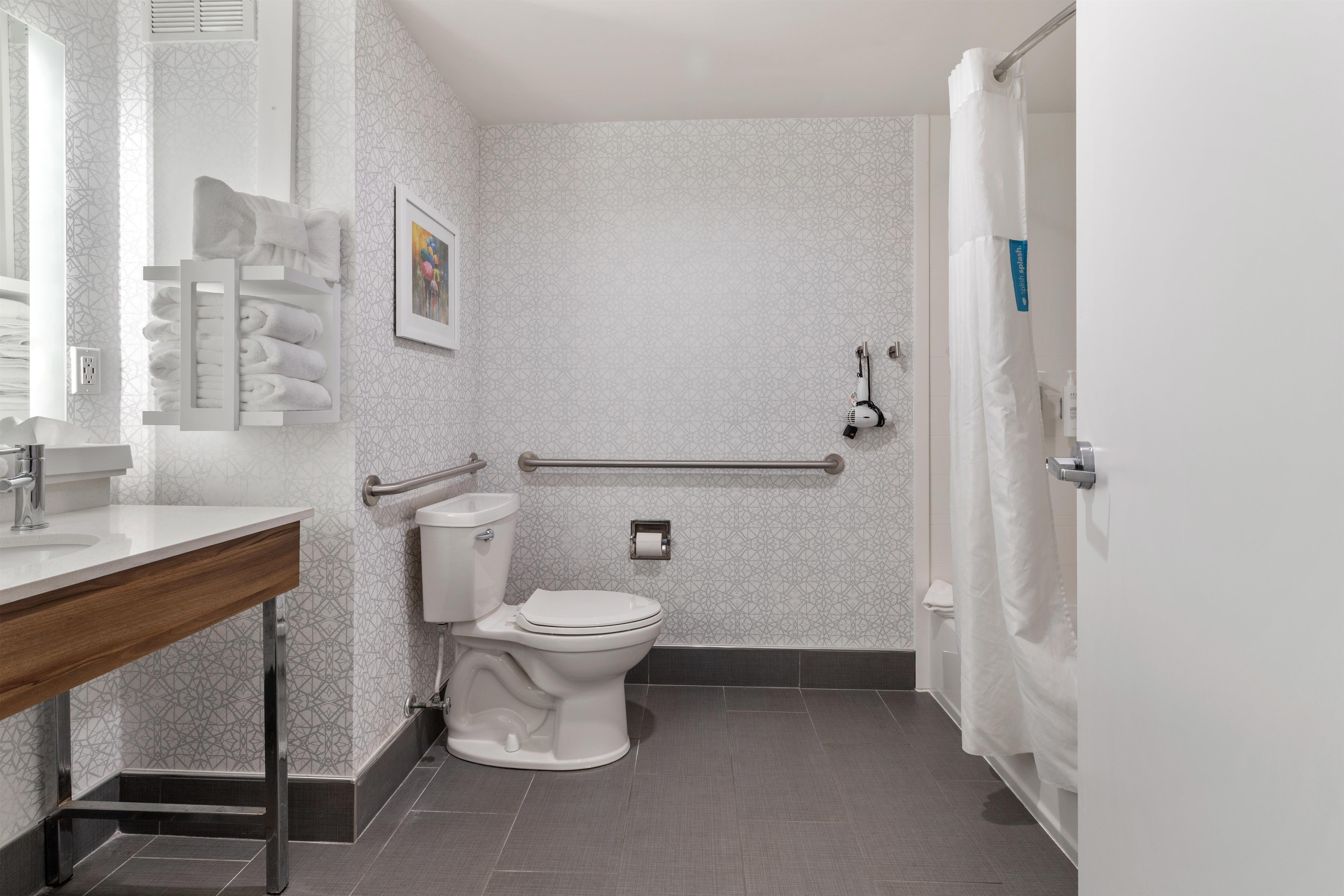 Hampton Inn by Hilton Dublin Room Type - 2 QNS ACCESSIBLE W TUB NS