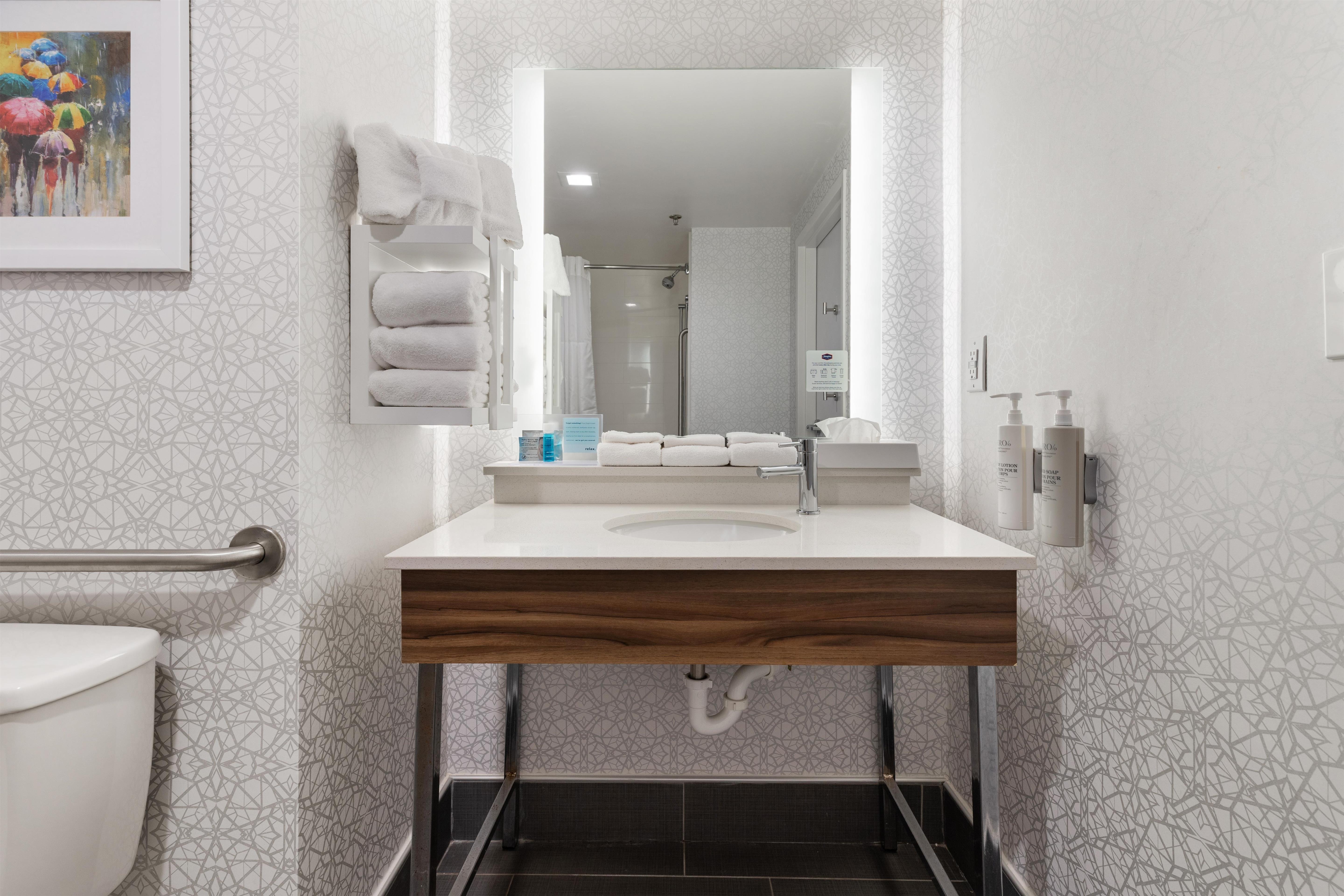 Hampton Inn by Hilton Dublin Room Type - 1 KNG ACCESSIBLE TUB NS