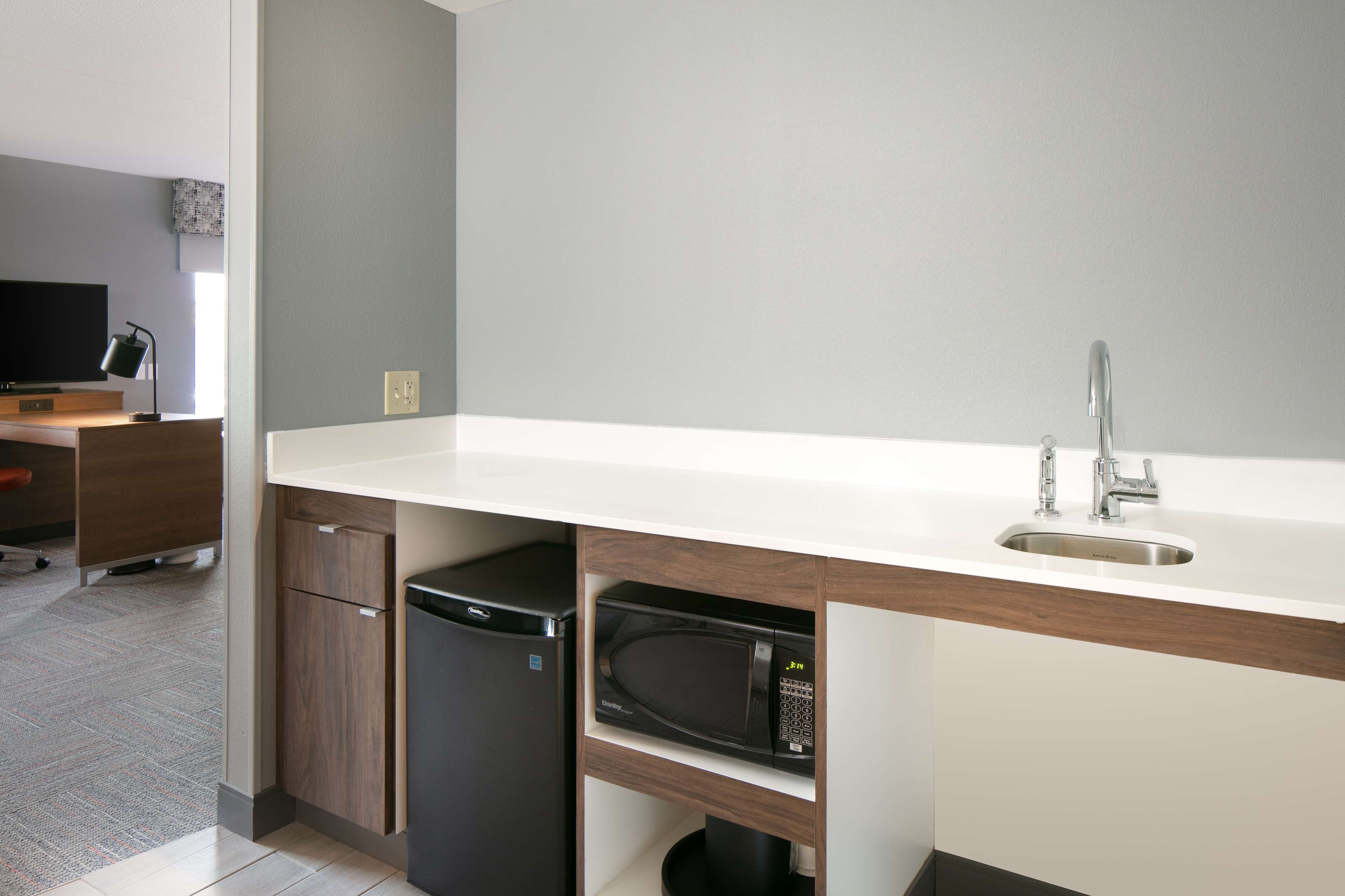 Hampton Inn Dubuque Room Type - 1 KING W  SOFABED NONSMOK