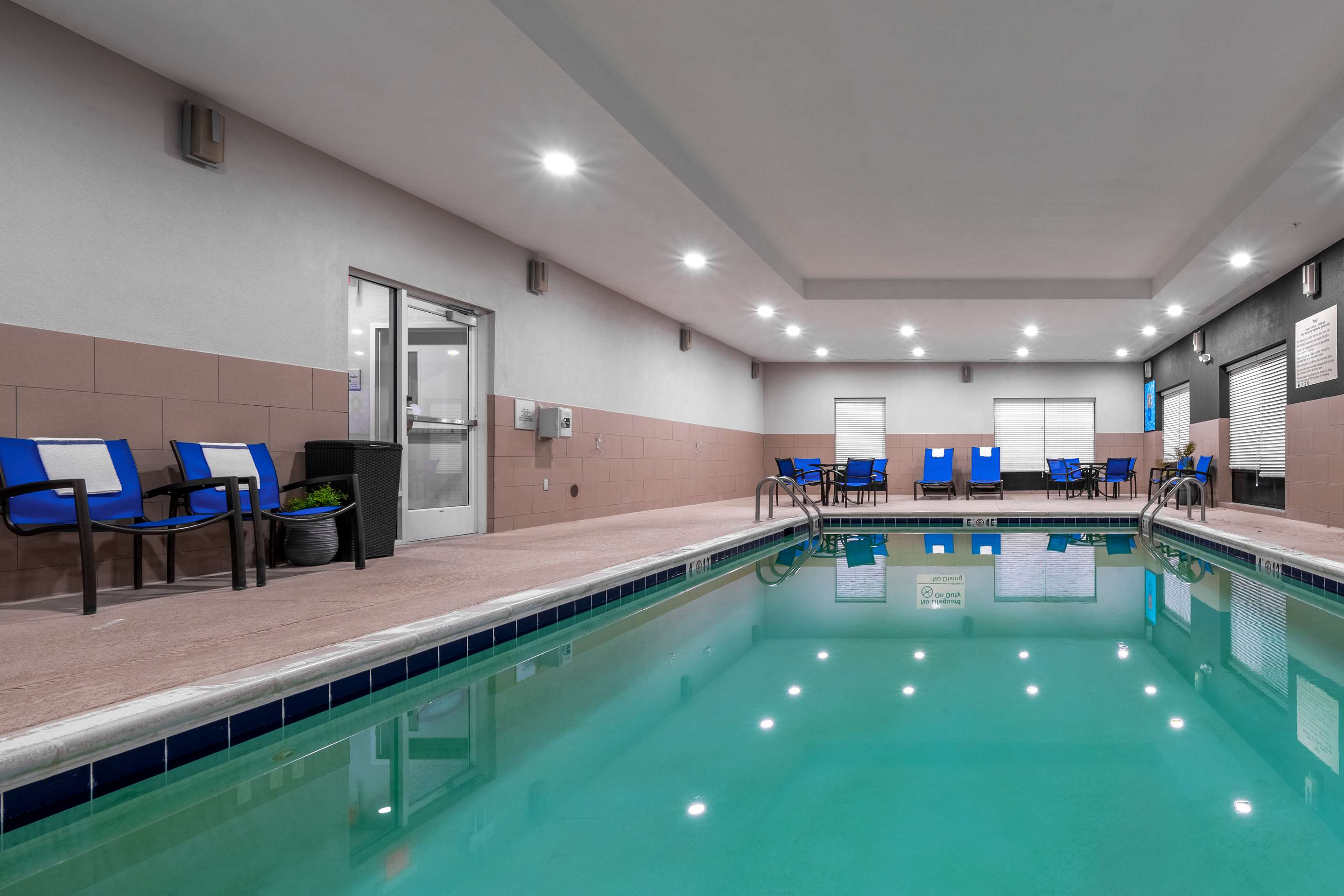 Pool | Hampton Inn Dahlgren