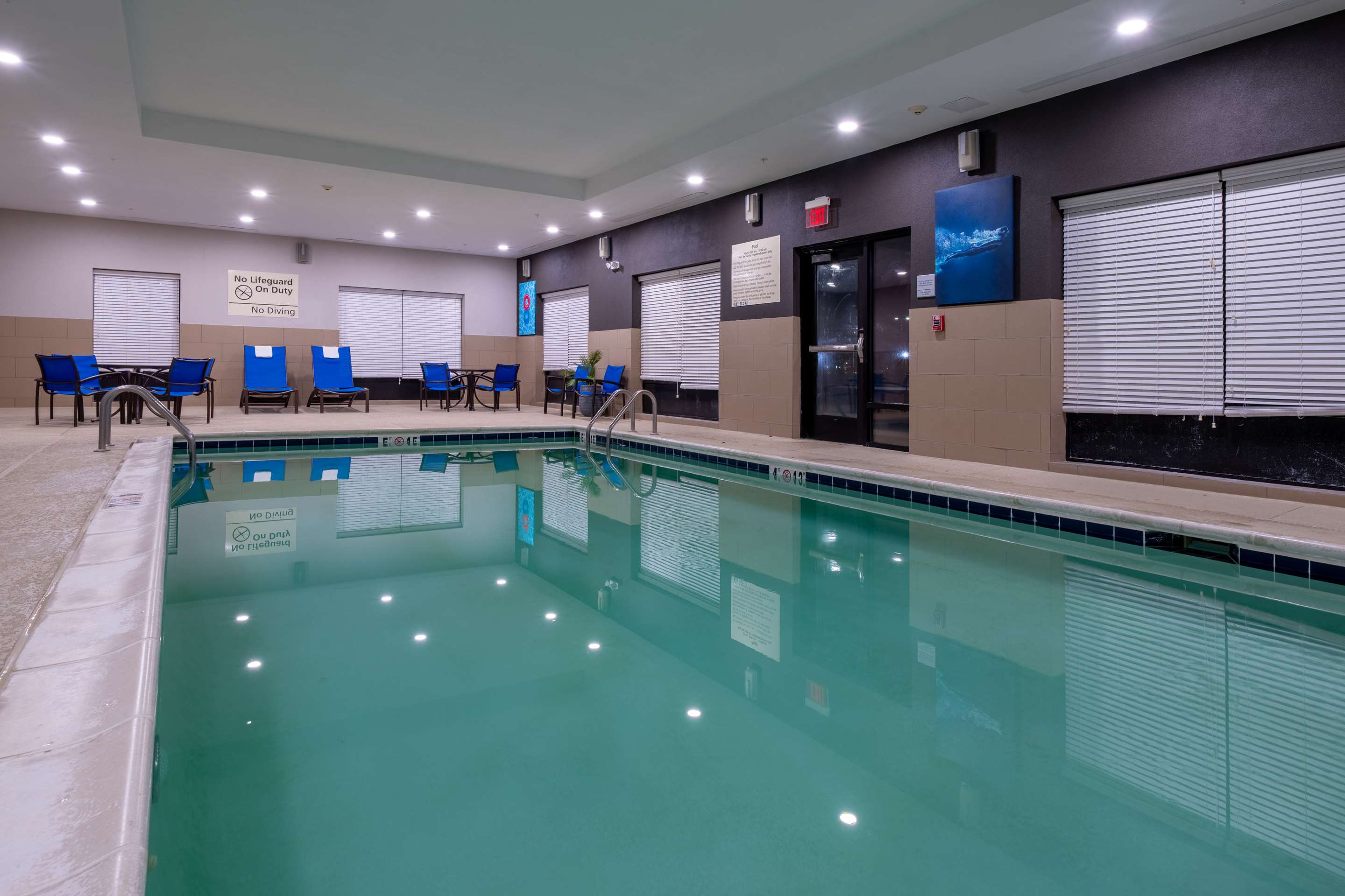 Pool | Hampton Inn Dahlgren