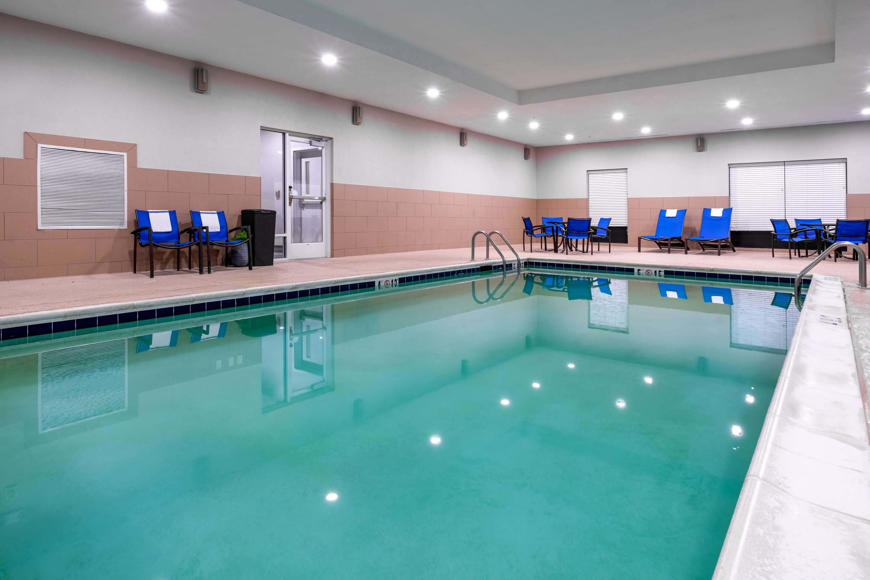 Pool | Hampton Inn Dahlgren