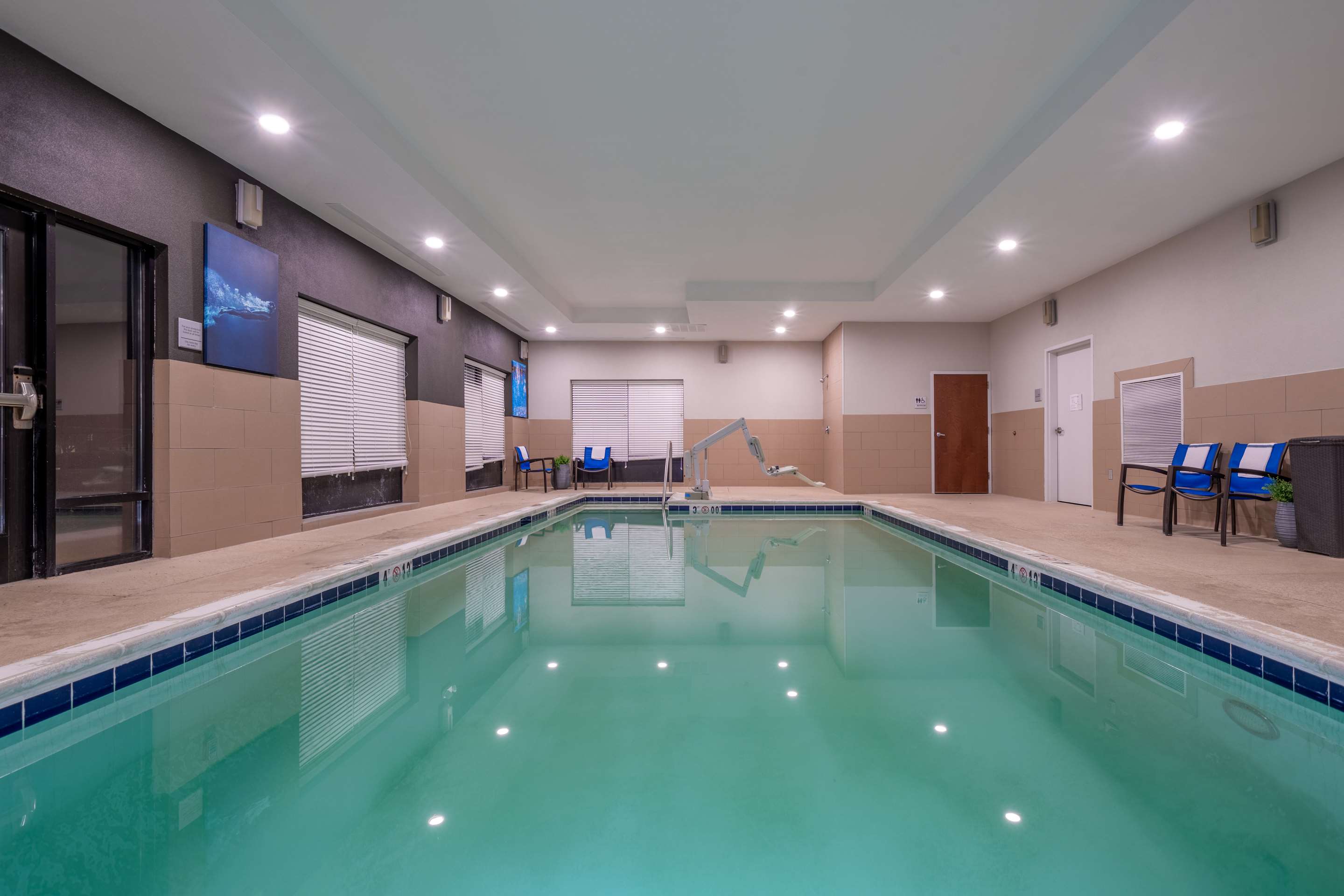 Pool | Hampton Inn Dahlgren