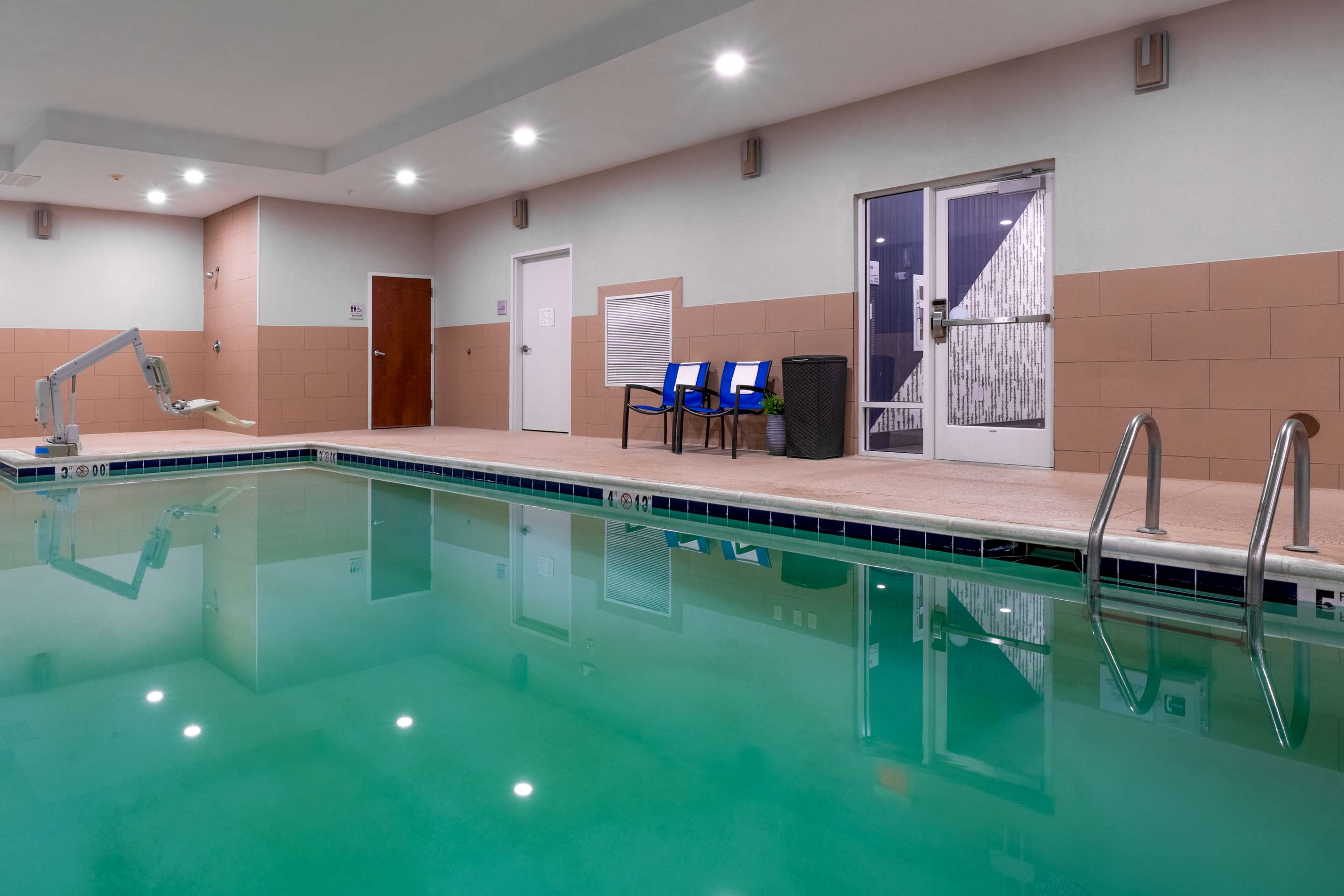 Pool | Hampton Inn Dahlgren
