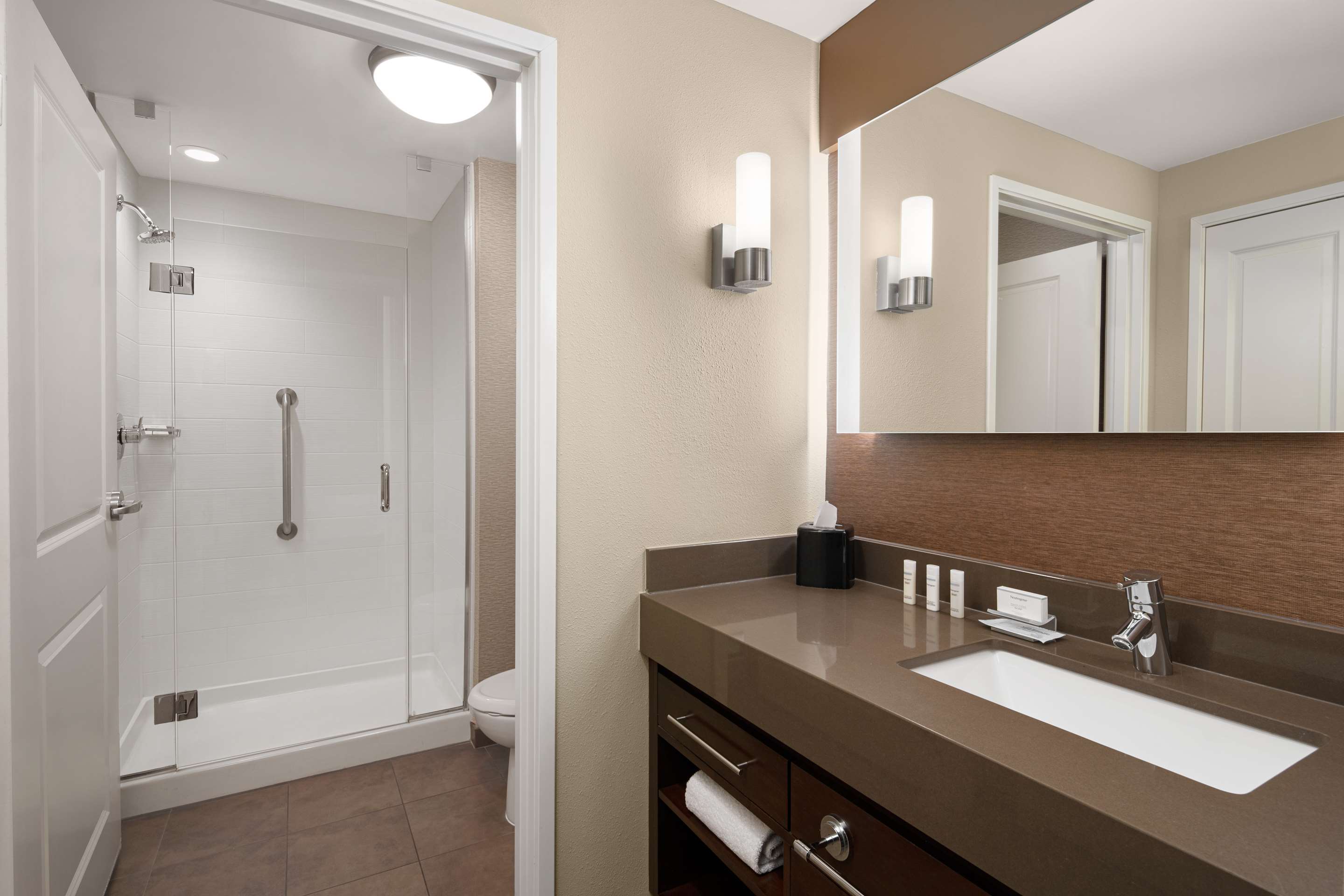 Guest room bath