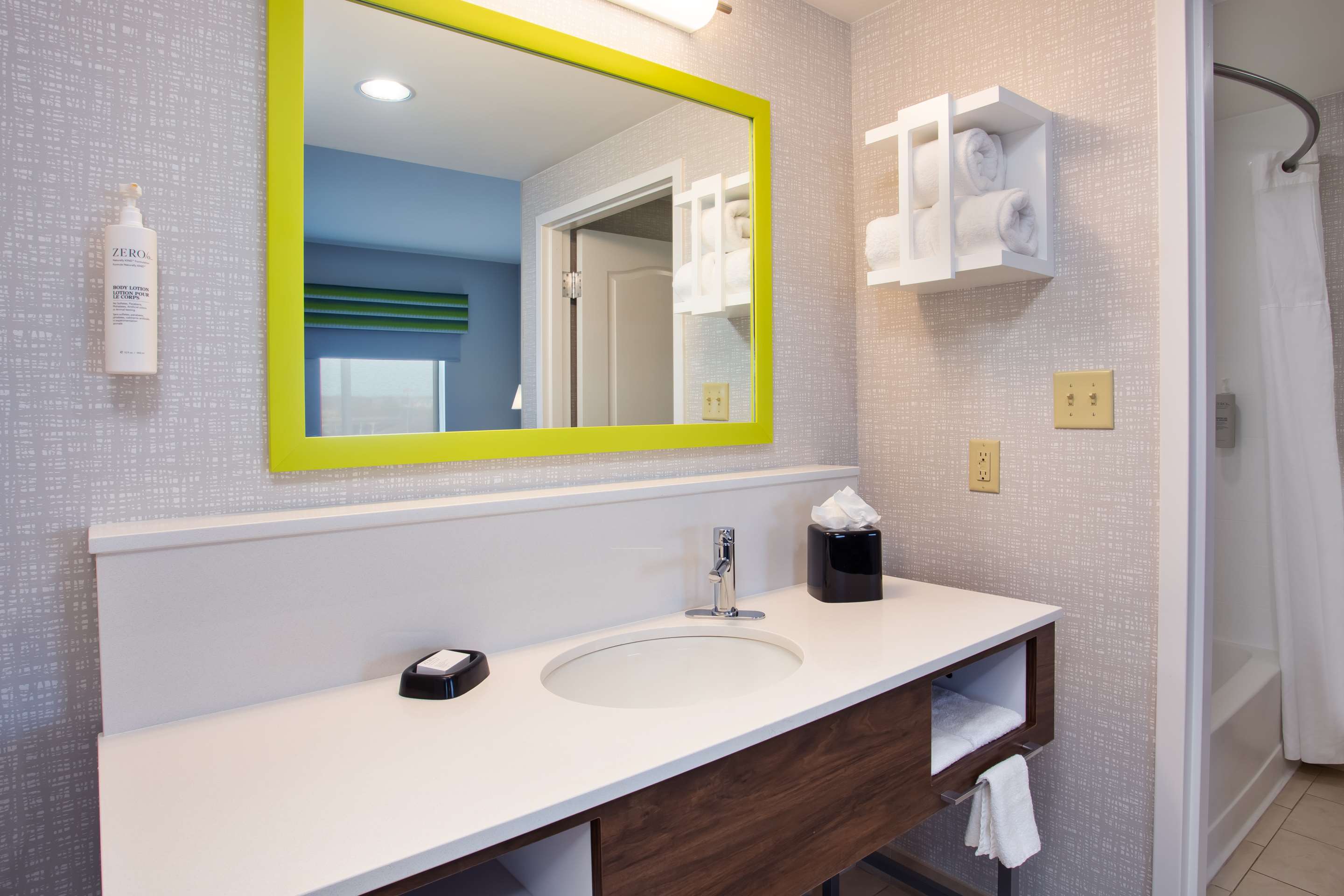 Guest room bath