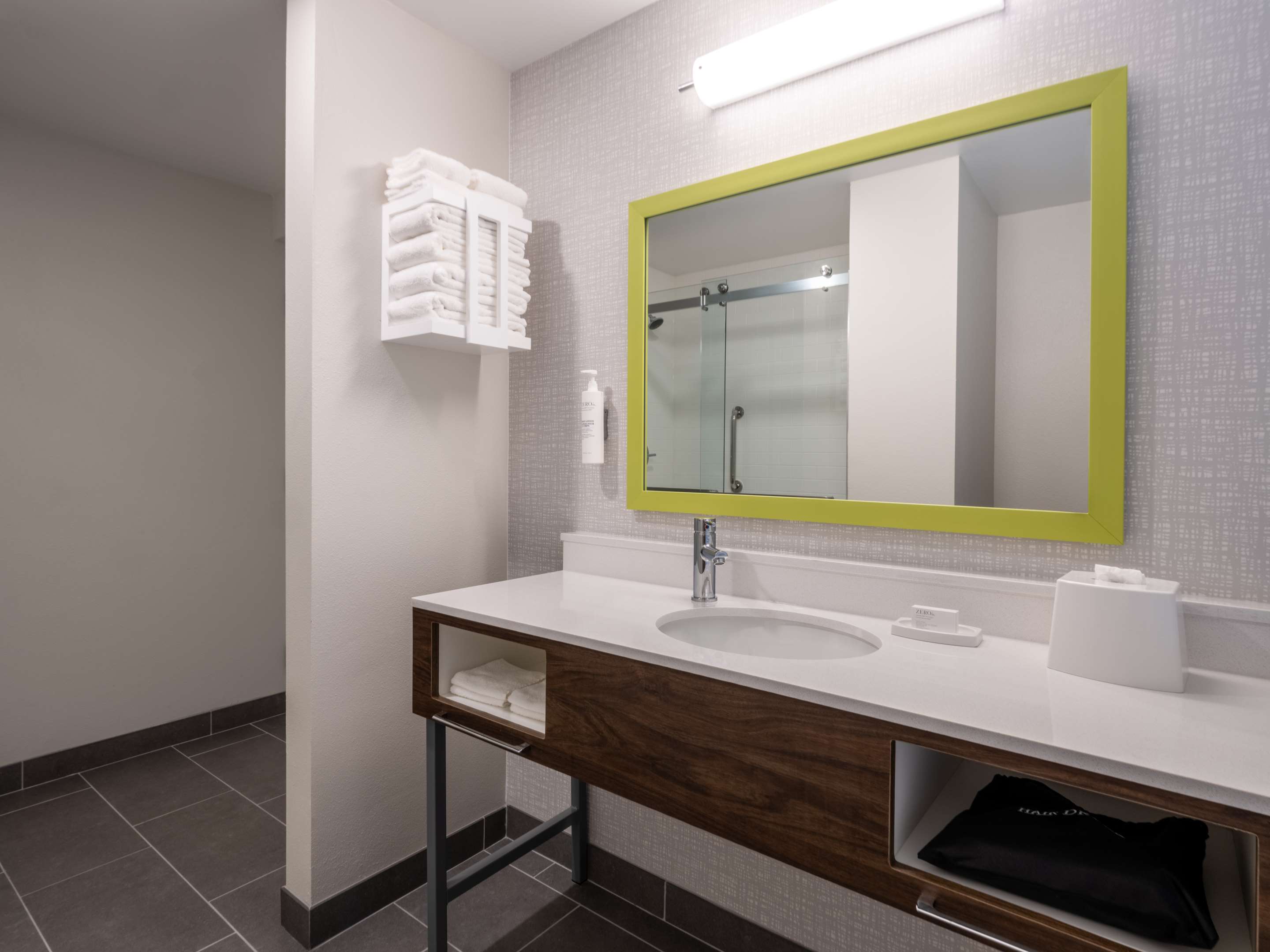 Guest room bath