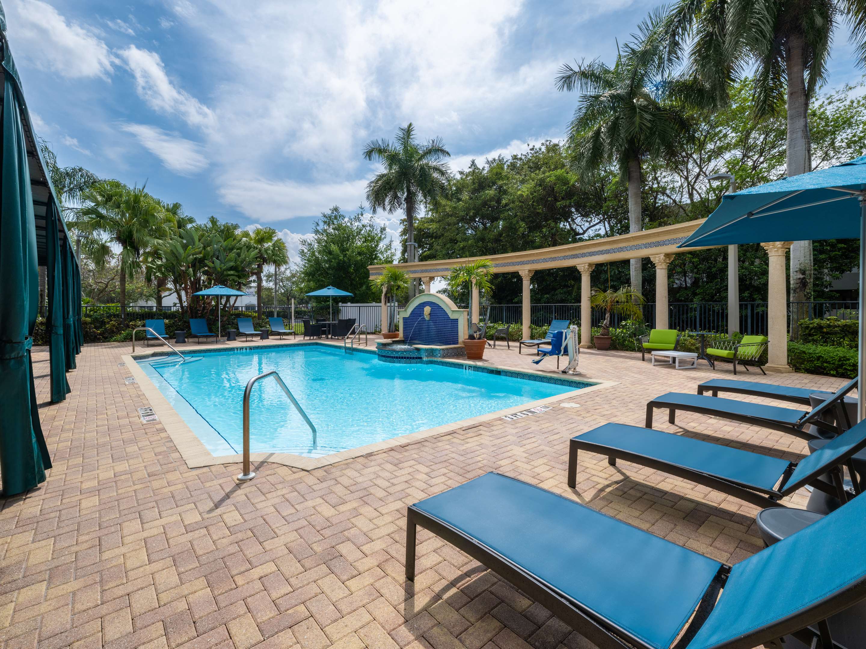 Pool | Hampton Inn Boca Raton-Deerfield Beach
