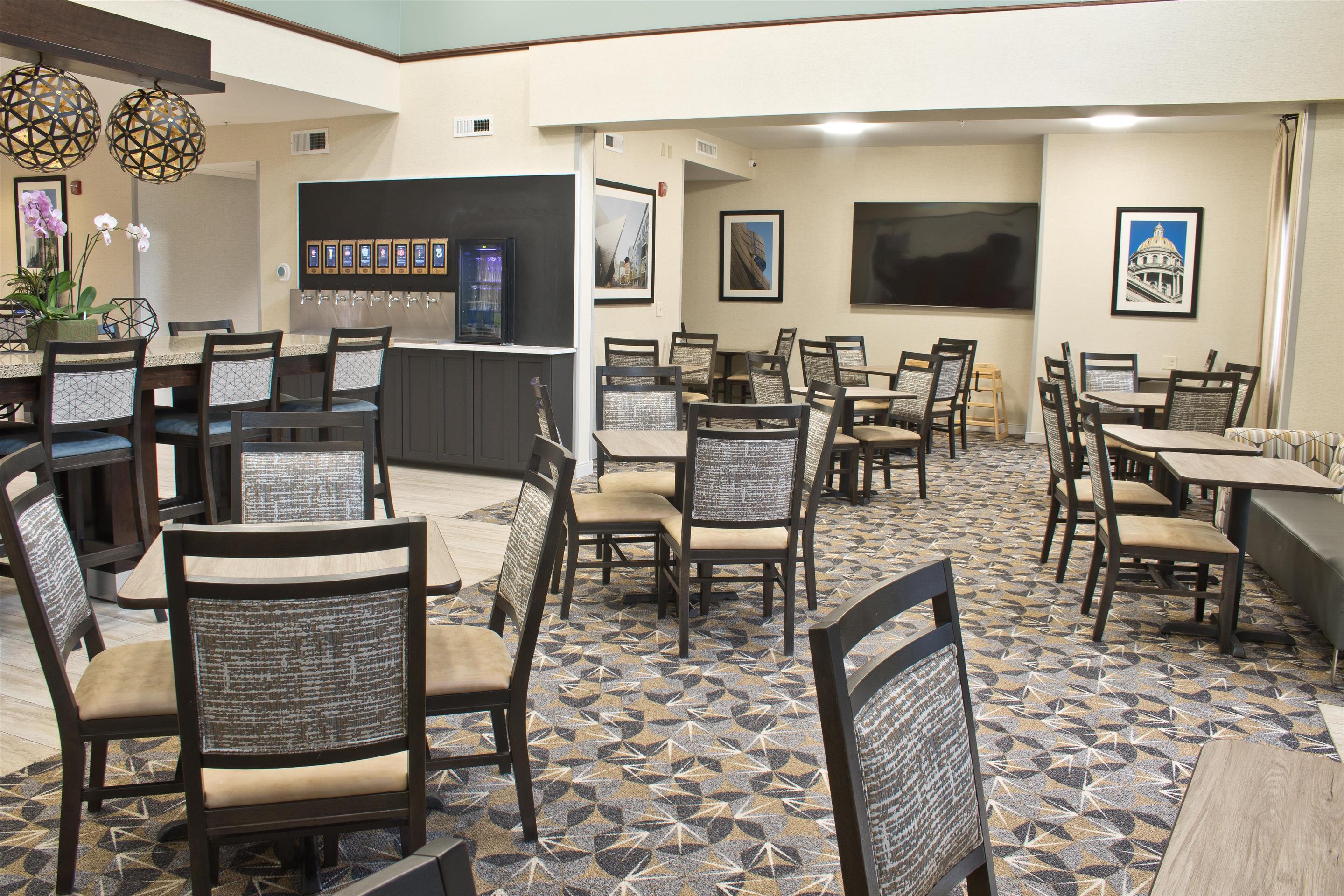 Breakfast Area | Hampton Inn & Suites Denver-Speer Boulevard