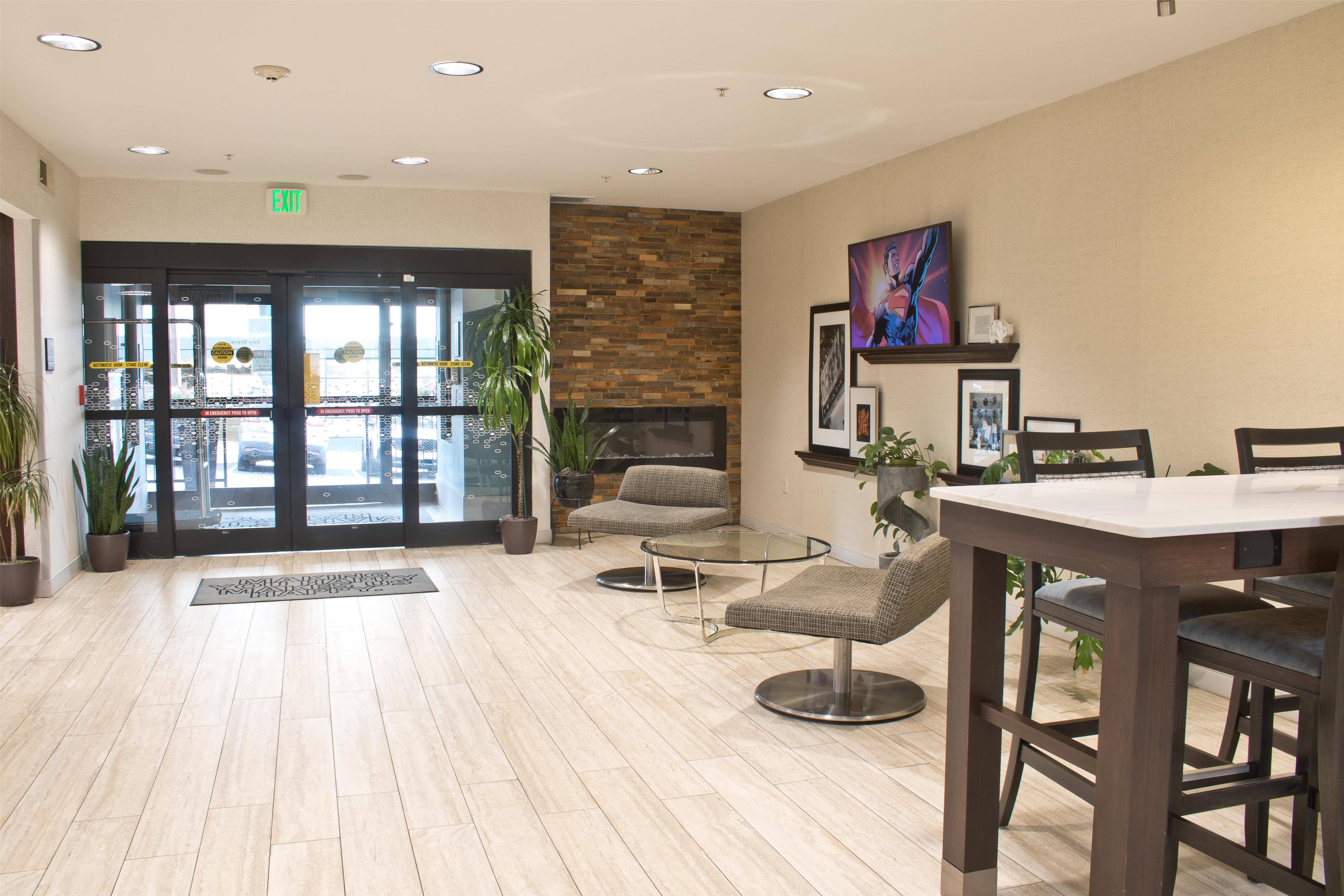 Lobby | Hampton Inn & Suites Denver-Speer Boulevard