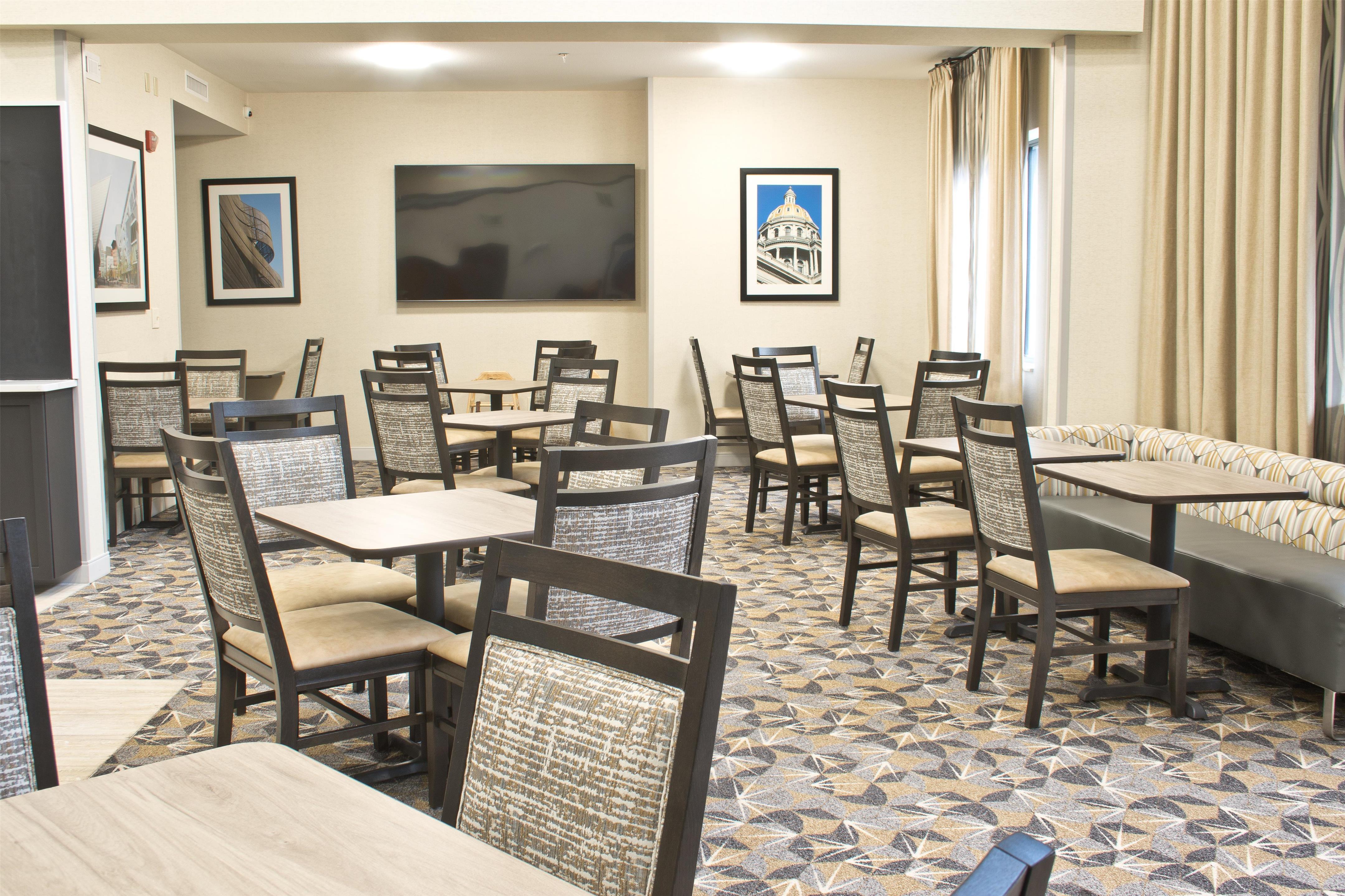 Breakfast Area | Hampton Inn & Suites Denver-Speer Boulevard