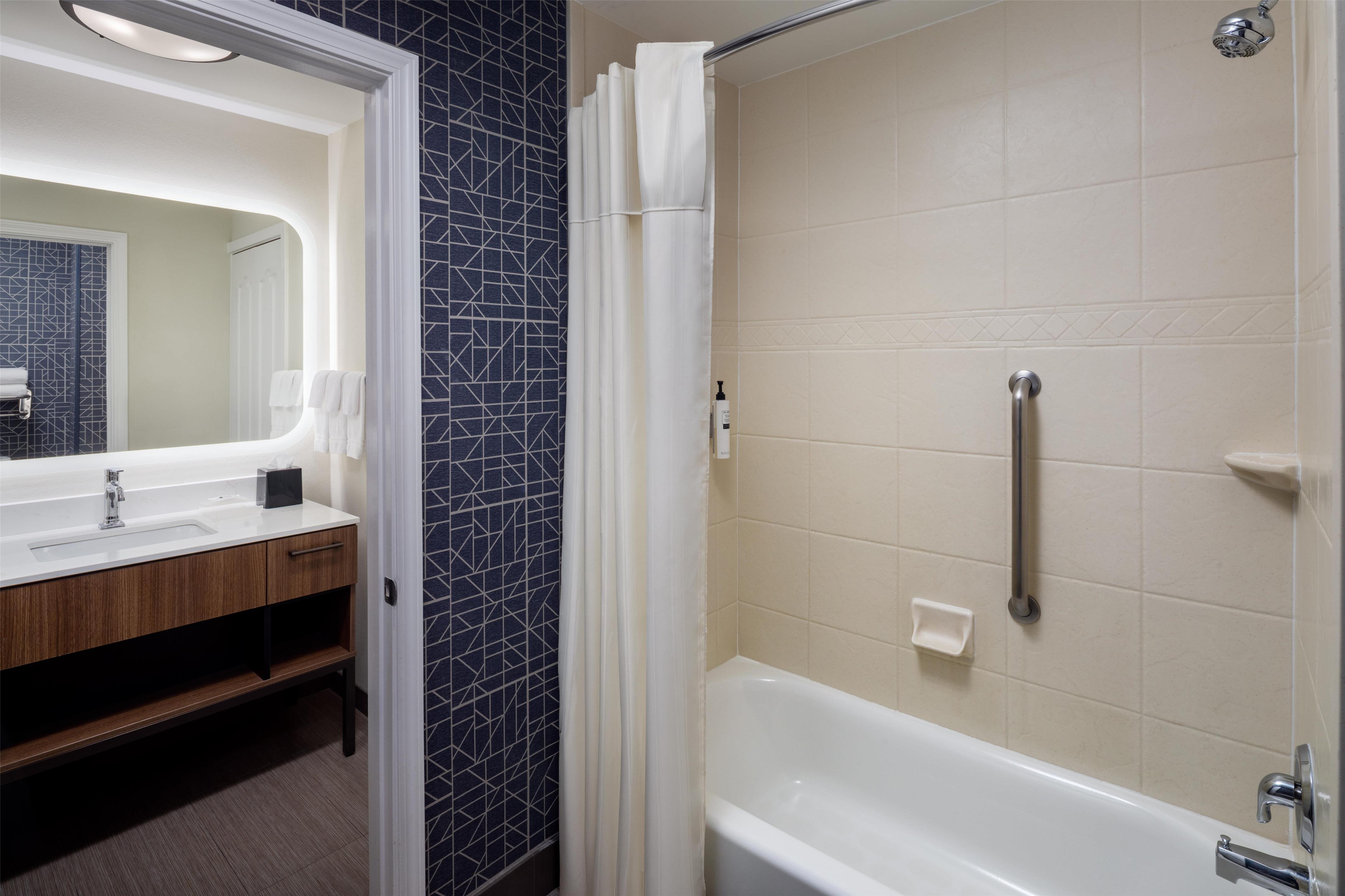 Guest room bath