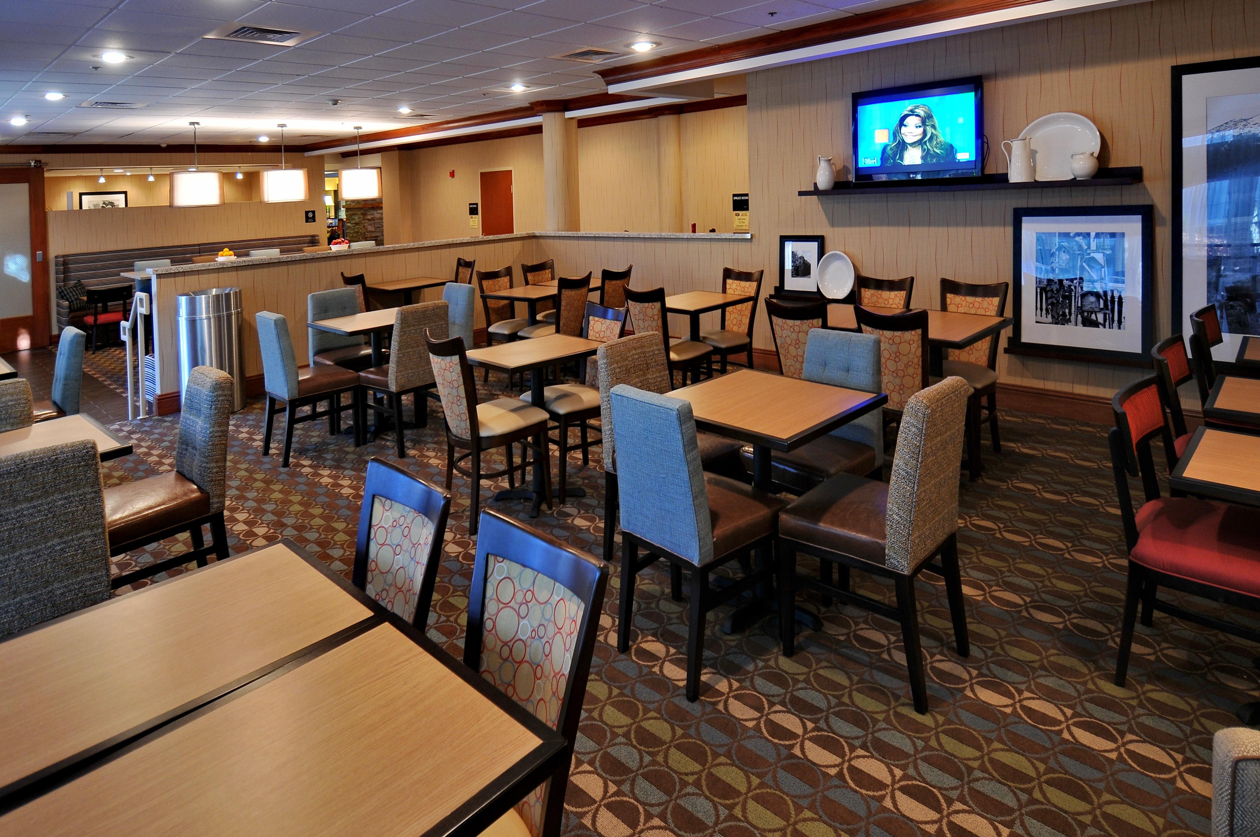 Breakfast Area | Hampton Inn Denver West Federal Center