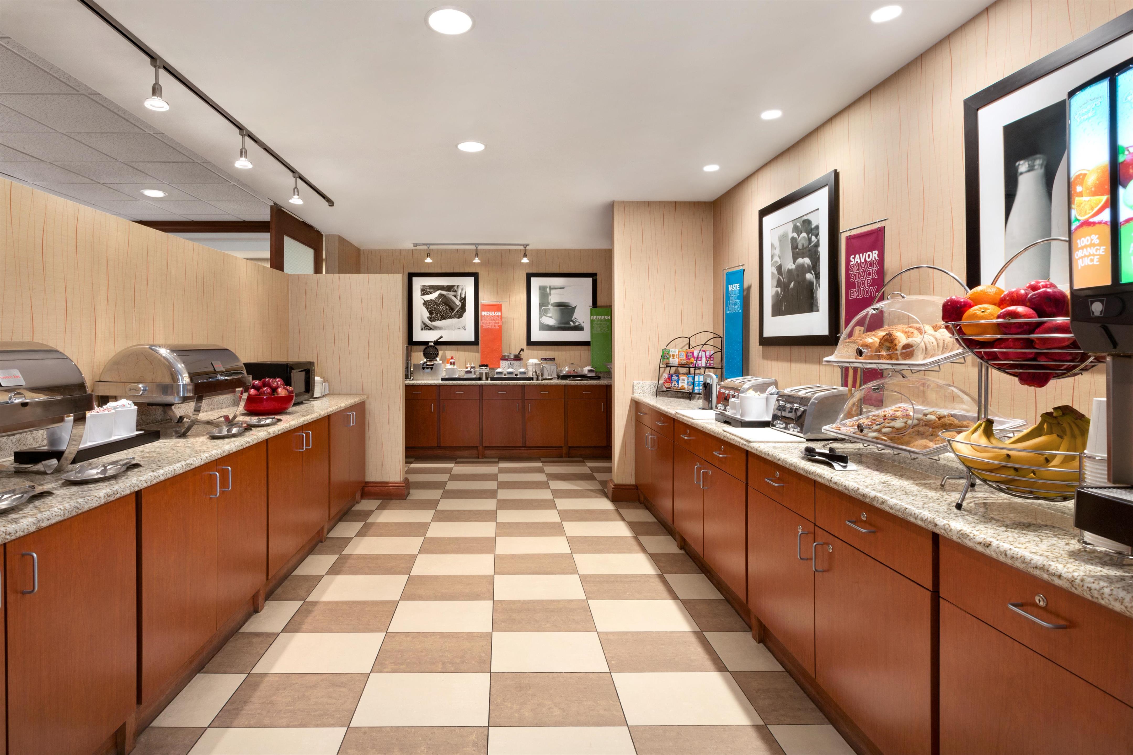 Breakfast Area | Hampton Inn Denver West Federal Center