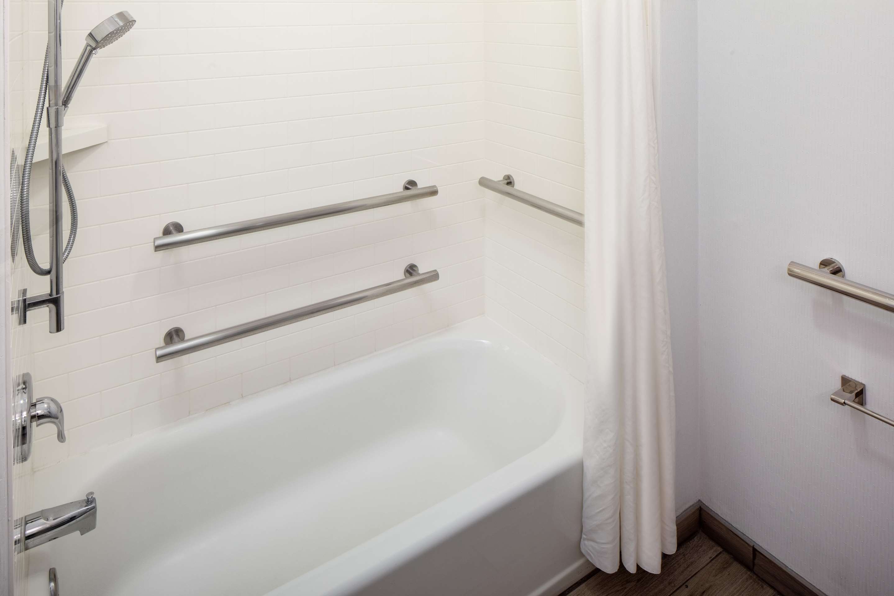 Guest room bath